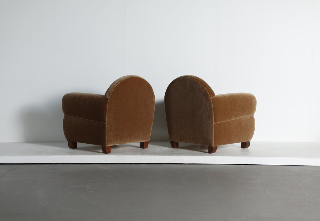 https://a.1stdibscdn.com/pair-of-curvy-arm-chairs-upholstered-in-pure-mohair-for-sale-picture-8/f_22593/f_468208321758894237678/Wonky_Club_Chairs_GB_Mohair_9_25_4_master.jpeg
