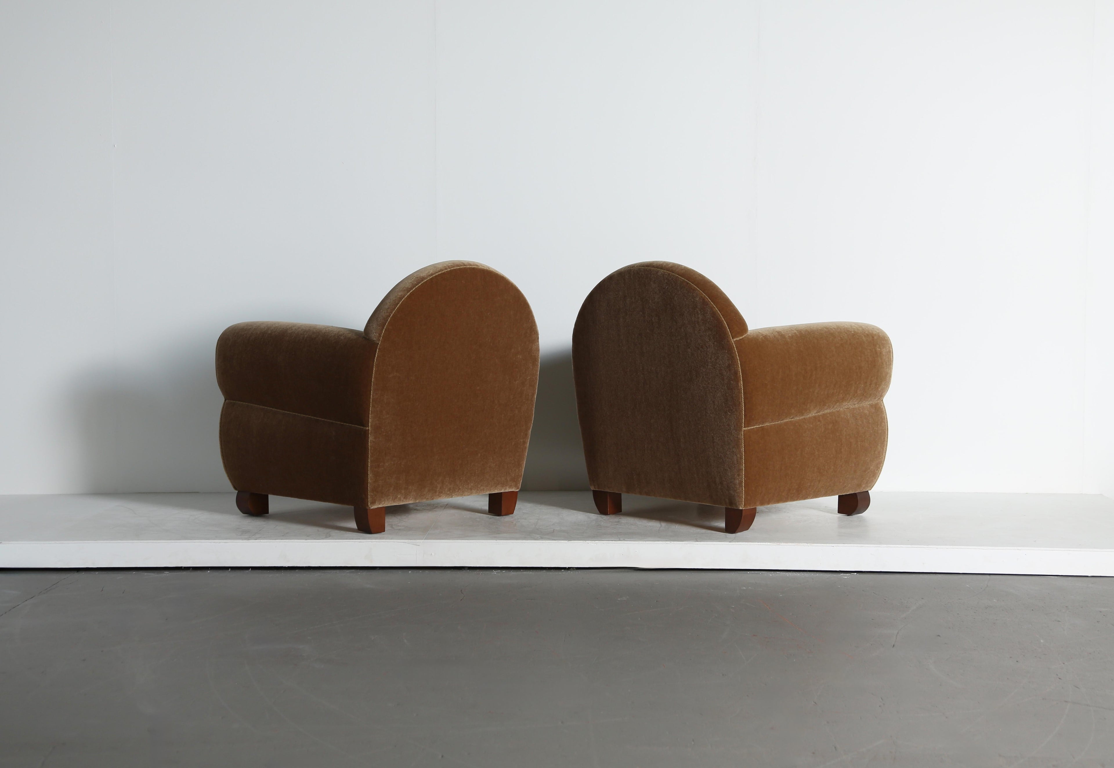 https://a.1stdibscdn.com/pair-of-curvy-arm-chairs-upholstered-in-pure-mohair-for-sale-picture-8/f_22593/f_468208321758894237678/Wonky_Club_Chairs_GB_Mohair_9_25_4_master.jpeg