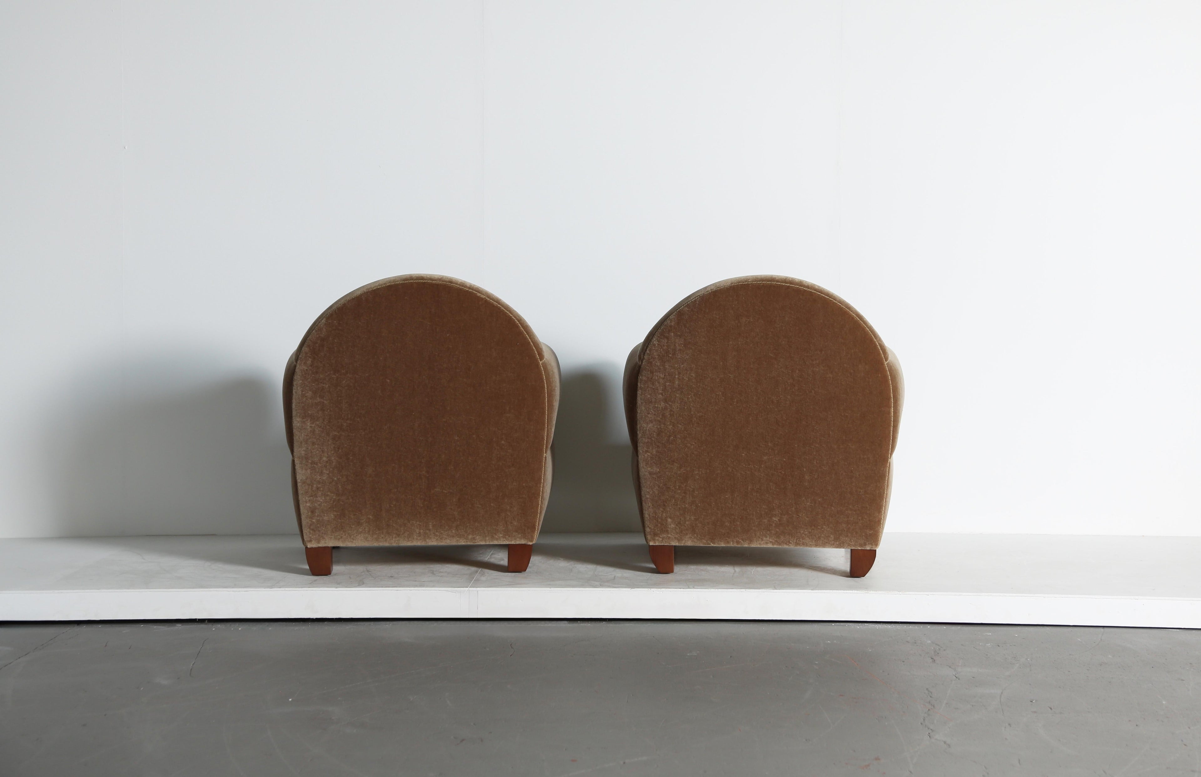 https://a.1stdibscdn.com/pair-of-curvy-arm-chairs-upholstered-in-pure-mohair-for-sale-picture-9/f_22593/f_468208321758894576804/Wonky_Club_Chairs_GB_Mohair_9_25_5_master.jpeg
