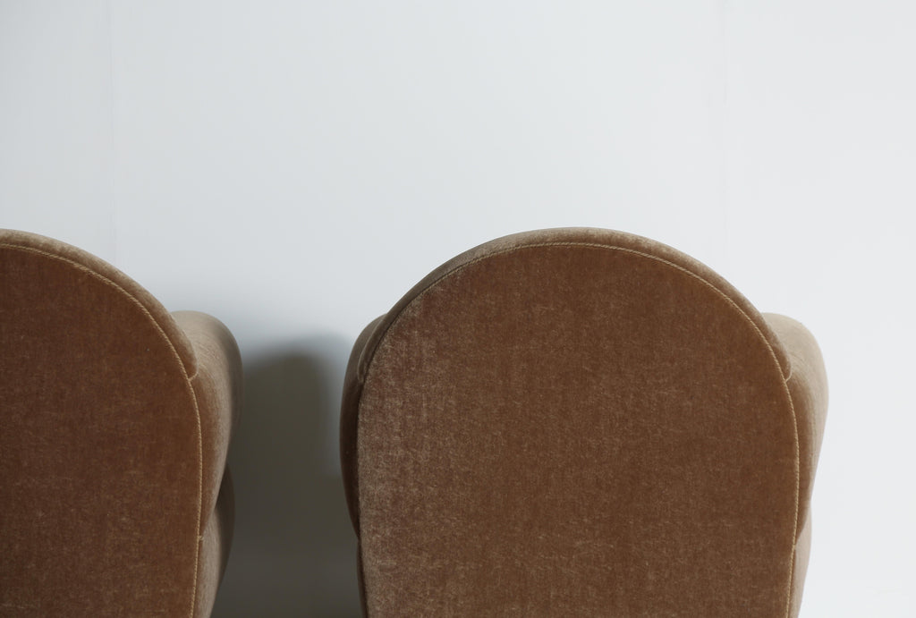 https://a.1stdibscdn.com/pair-of-curvy-arm-chairs-upholstered-in-pure-mohair-for-sale-picture-10/f_22593/f_468208321758894576632/Wonky_Club_Chairs_GB_Mohair_9_25_6_master.jpeg
