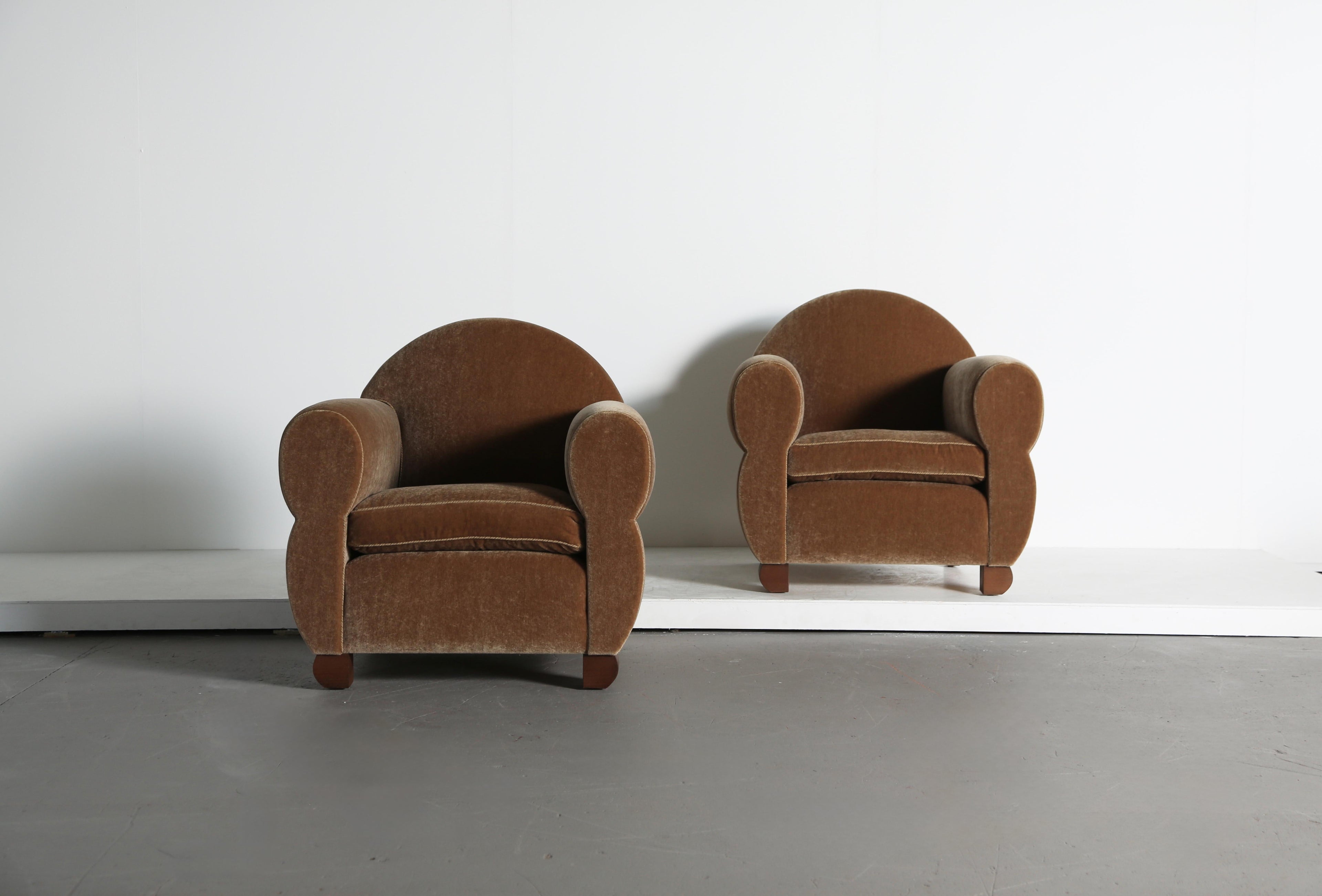 https://a.1stdibscdn.com/pair-of-curvy-arm-chairs-upholstered-in-pure-mohair-for-sale-picture-2/f_22593/f_468208321758894144094/Wonky_Club_Chairs_GB_Mohair_9_25_7_master.jpeg