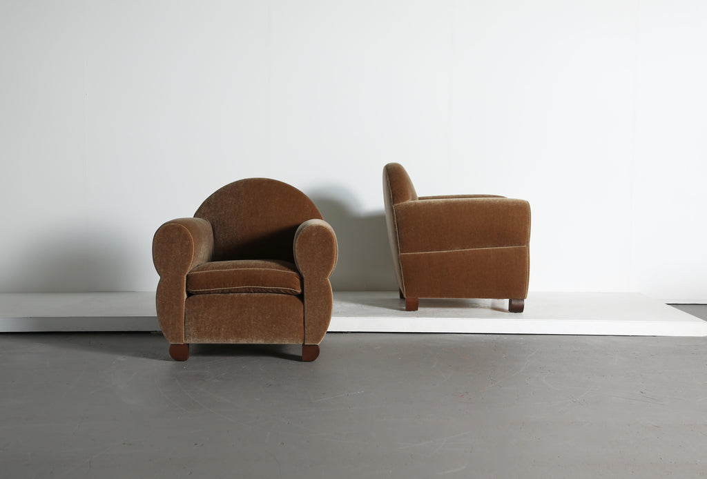 https://a.1stdibscdn.com/pair-of-curvy-arm-chairs-upholstered-in-pure-mohair-for-sale-picture-4/f_22593/f_468208321758894586076/Wonky_Club_Chairs_GB_Mohair_9_25_8_master.jpeg