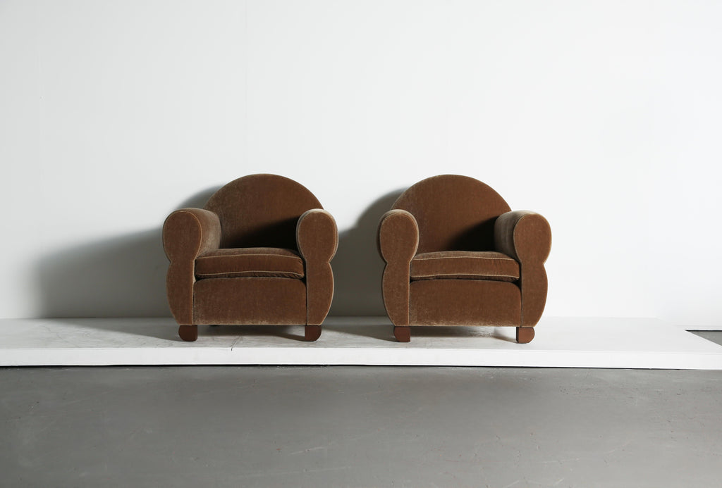 https://a.1stdibscdn.com/pair-of-curvy-arm-chairs-upholstered-in-pure-mohair-for-sale-picture-3/f_22593/f_468208321758893955420/Wonky_Club_Chairs_GB_Mohair_9_25_master.jpeg