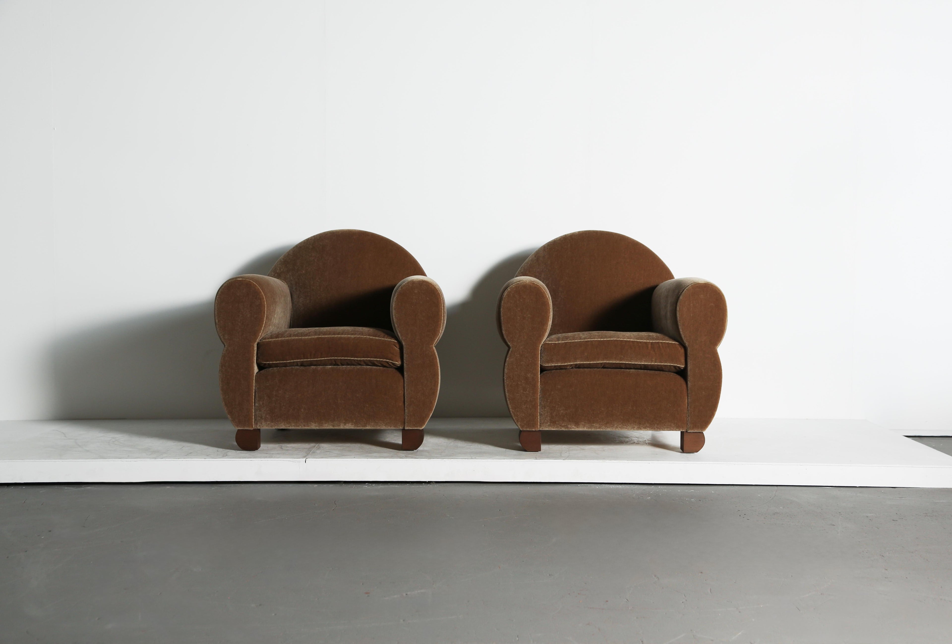 https://a.1stdibscdn.com/pair-of-curvy-arm-chairs-upholstered-in-pure-mohair-for-sale-picture-3/f_22593/f_468208321758893955420/Wonky_Club_Chairs_GB_Mohair_9_25_master.jpeg