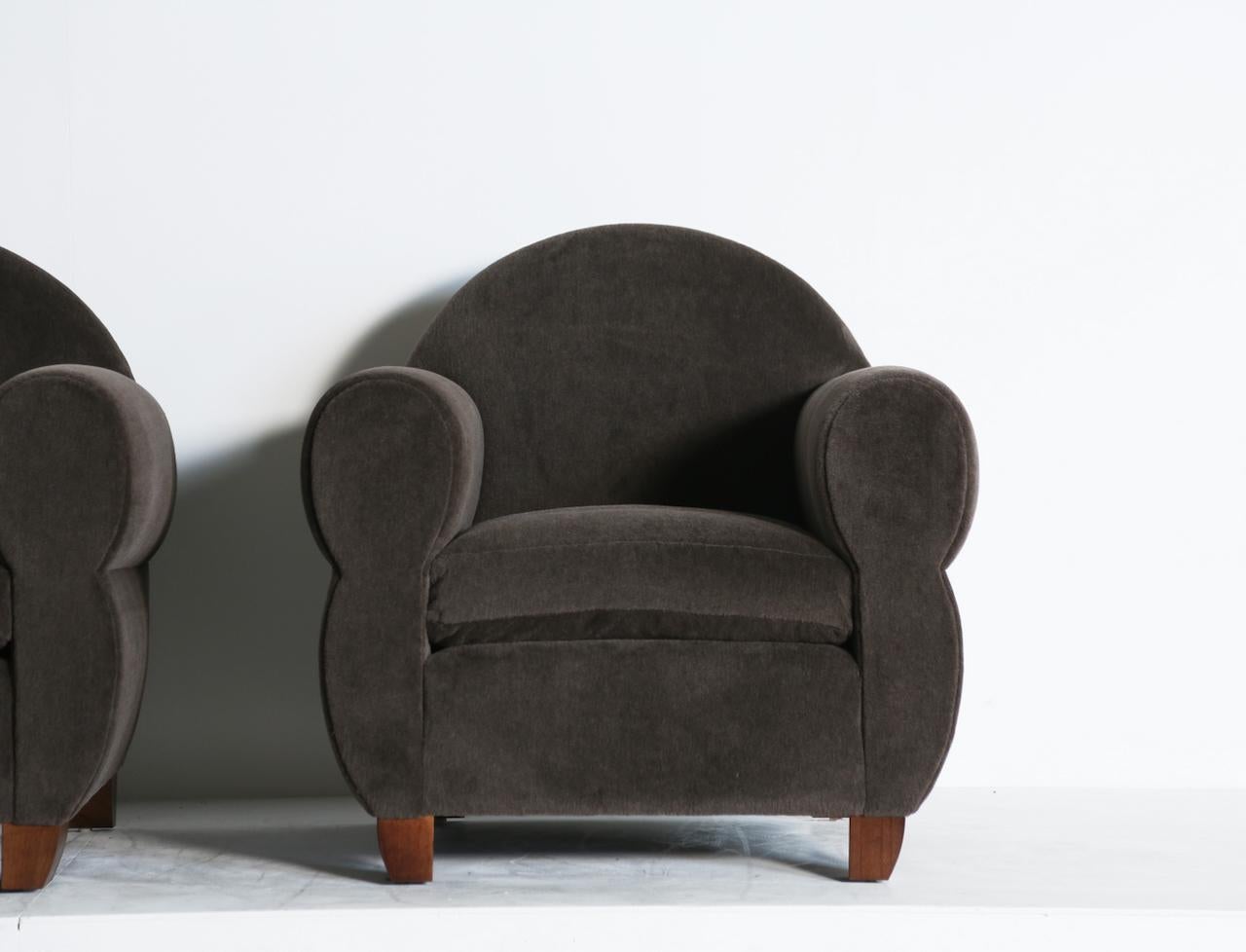 https://a.1stdibscdn.com/pair-of-curvaceous-arm-chairs-upholstered-in-alpaca-for-sale-picture-3/f_22593/f_457501421751789367923/Wonky_Pair_Taupe_Alpaca_7_25_1_master.jpeg