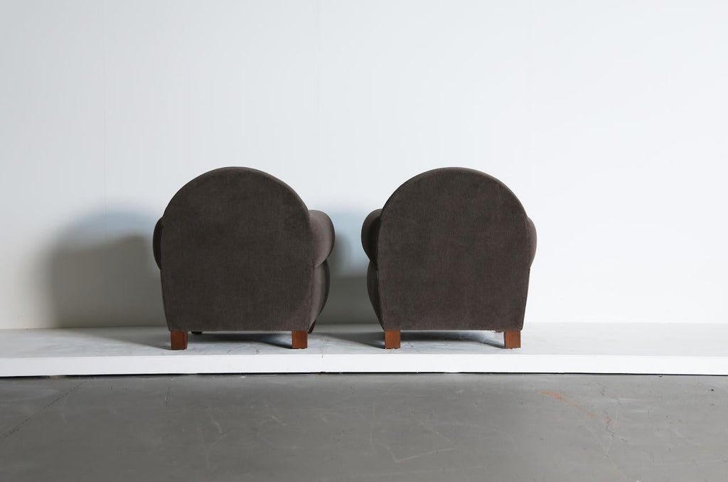 https://a.1stdibscdn.com/pair-of-curvaceous-arm-chairs-upholstered-in-alpaca-for-sale-picture-7/f_22593/f_457501421751789361946/Wonky_Pair_Taupe_Alpaca_7_25_5_master.jpeg