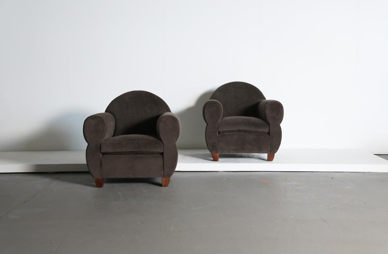 https://a.1stdibscdn.com/pair-of-curvaceous-arm-chairs-upholstered-in-alpaca-for-sale-picture-10/f_22593/f_457501421751789361604/Wonky_Pair_Taupe_Alpaca_7_25_7_master.jpeg