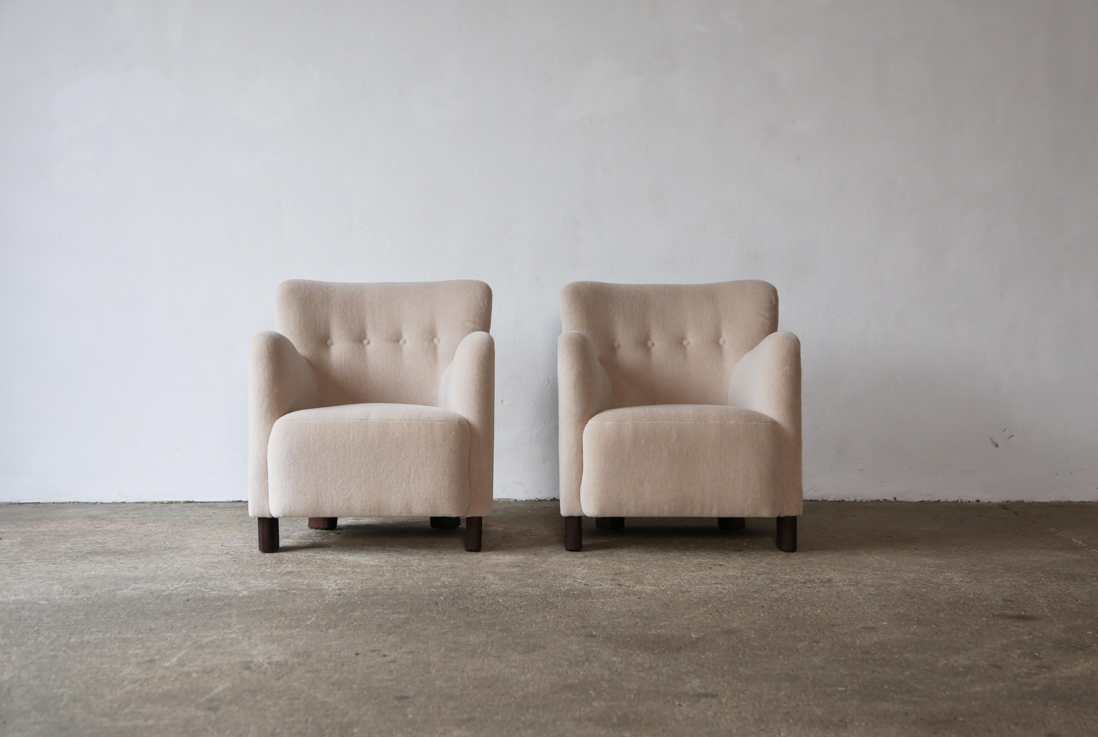 https://a.1stdibscdn.com/elegant-pair-of-lounge-chairs-upholstered-in-pure-alpaca-for-sale-picture-14/f_22593/f_375248021702385753557/Yellow_Chair_Pair_Ivory_Alpaca_12_23_12_master.jpg