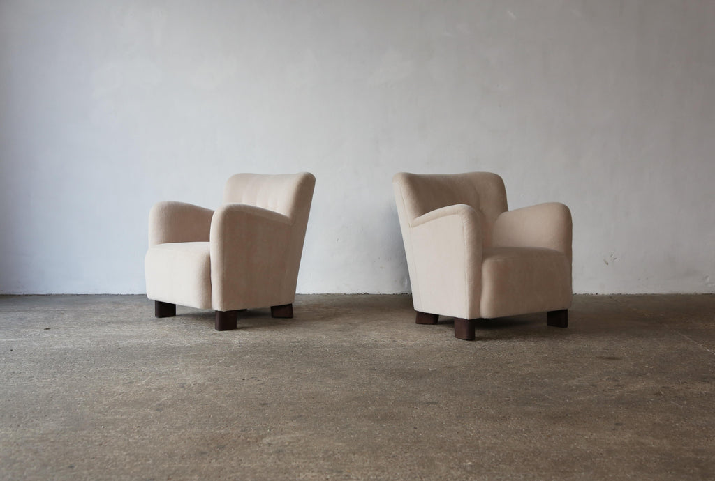 https://a.1stdibscdn.com/elegant-pair-of-lounge-chairs-upholstered-in-pure-alpaca-for-sale-picture-2/f_22593/f_375248021702385682413/Yellow_Chair_Pair_Ivory_Alpaca_12_23_13_master.jpg