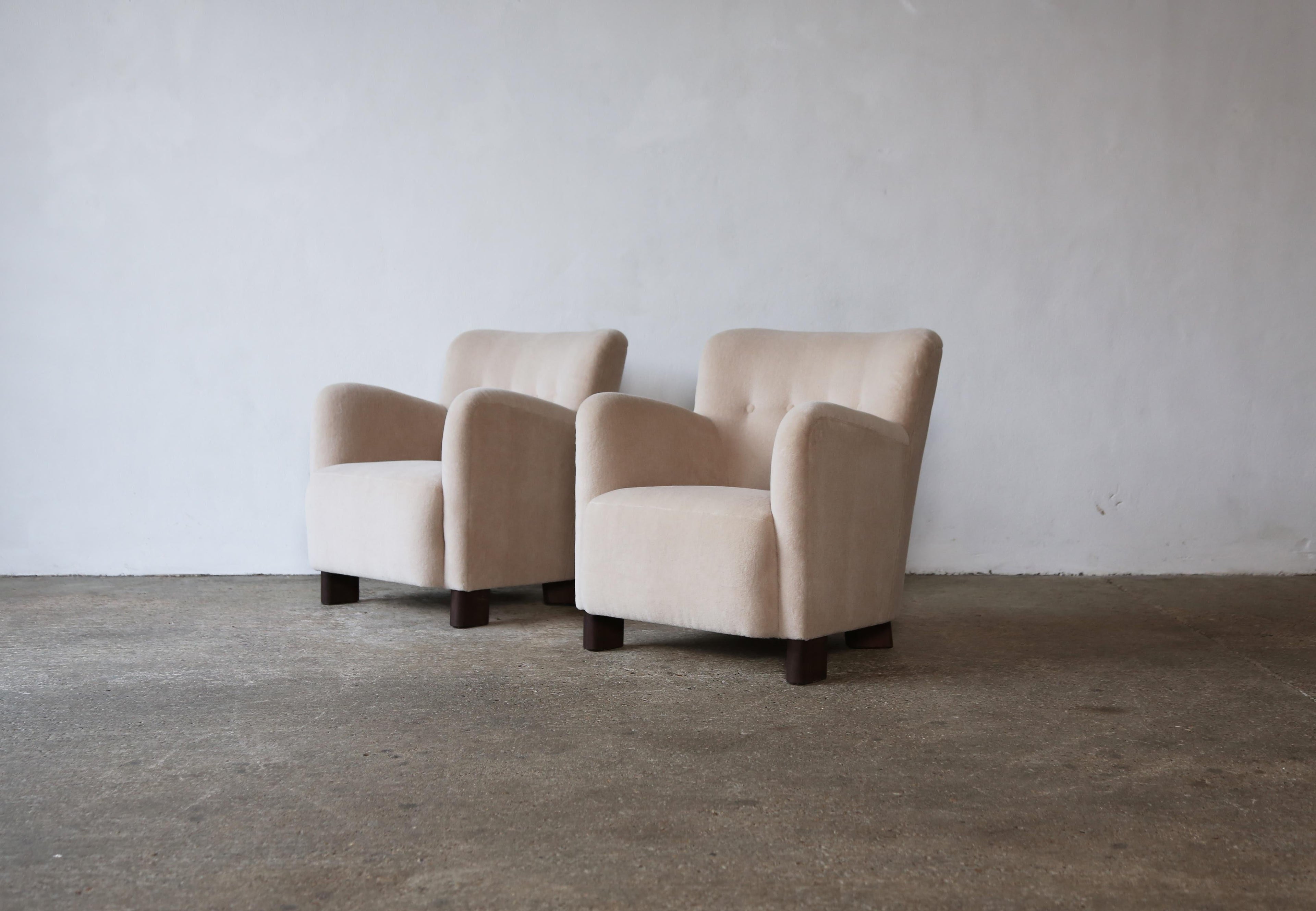 https://a.1stdibscdn.com/elegant-pair-of-lounge-chairs-upholstered-in-pure-alpaca-for-sale-picture-15/f_22593/f_375248021702385767653/Yellow_Chair_Pair_Ivory_Alpaca_12_23_14_master.jpg