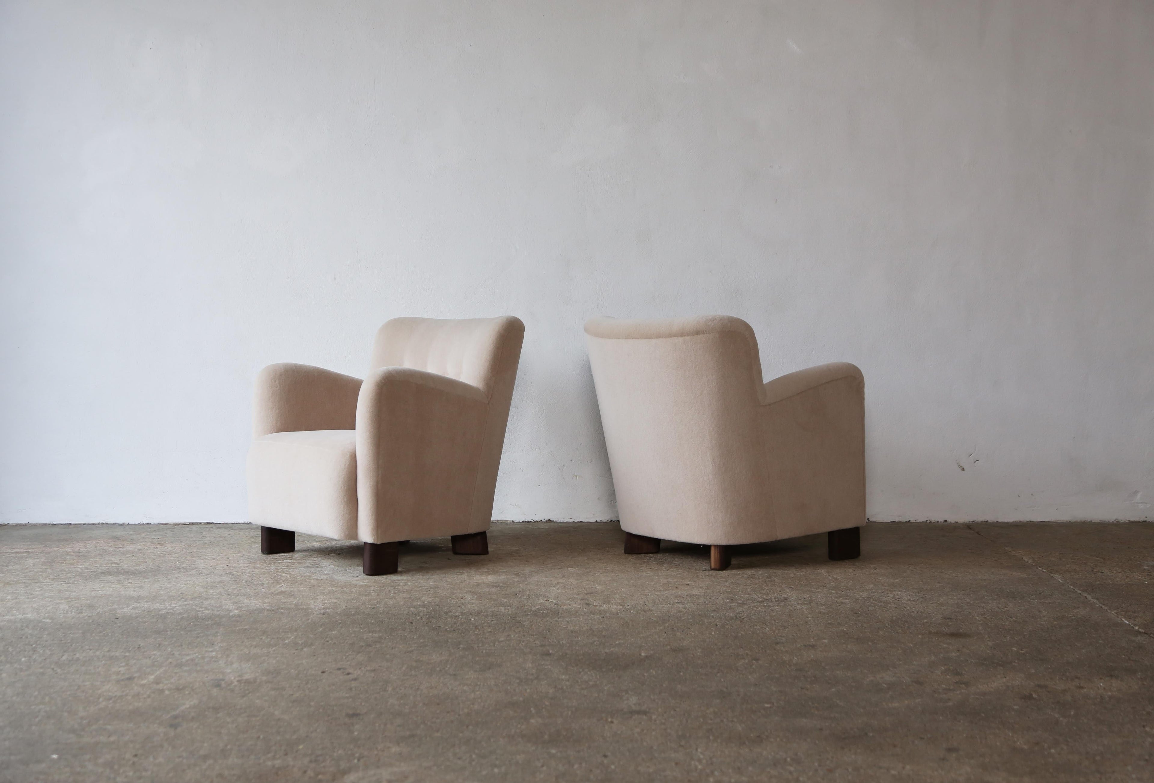 https://a.1stdibscdn.com/elegant-pair-of-lounge-chairs-upholstered-in-pure-alpaca-for-sale-picture-3/f_22593/f_375248021702385690728/Yellow_Chair_Pair_Ivory_Alpaca_12_23_15_master.jpg