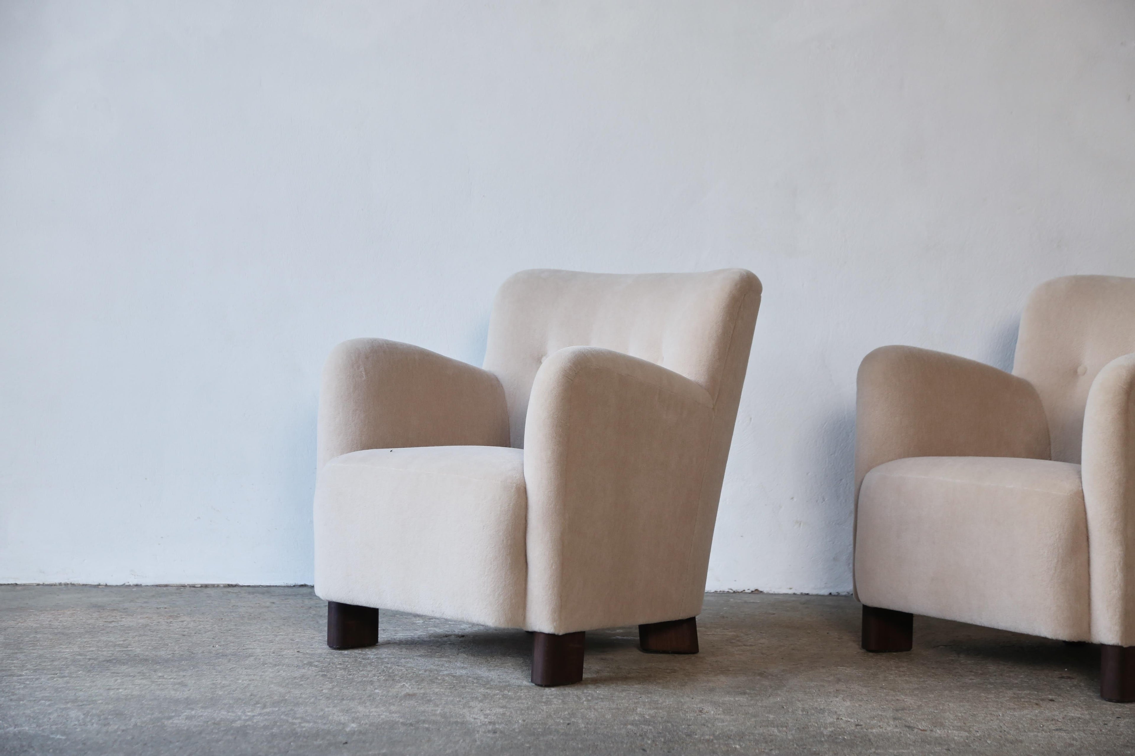 https://a.1stdibscdn.com/elegant-pair-of-lounge-chairs-upholstered-in-pure-alpaca-for-sale-picture-5/f_22593/f_375248021702385716614/Yellow_Chair_Pair_Ivory_Alpaca_12_23_1_master.jpg