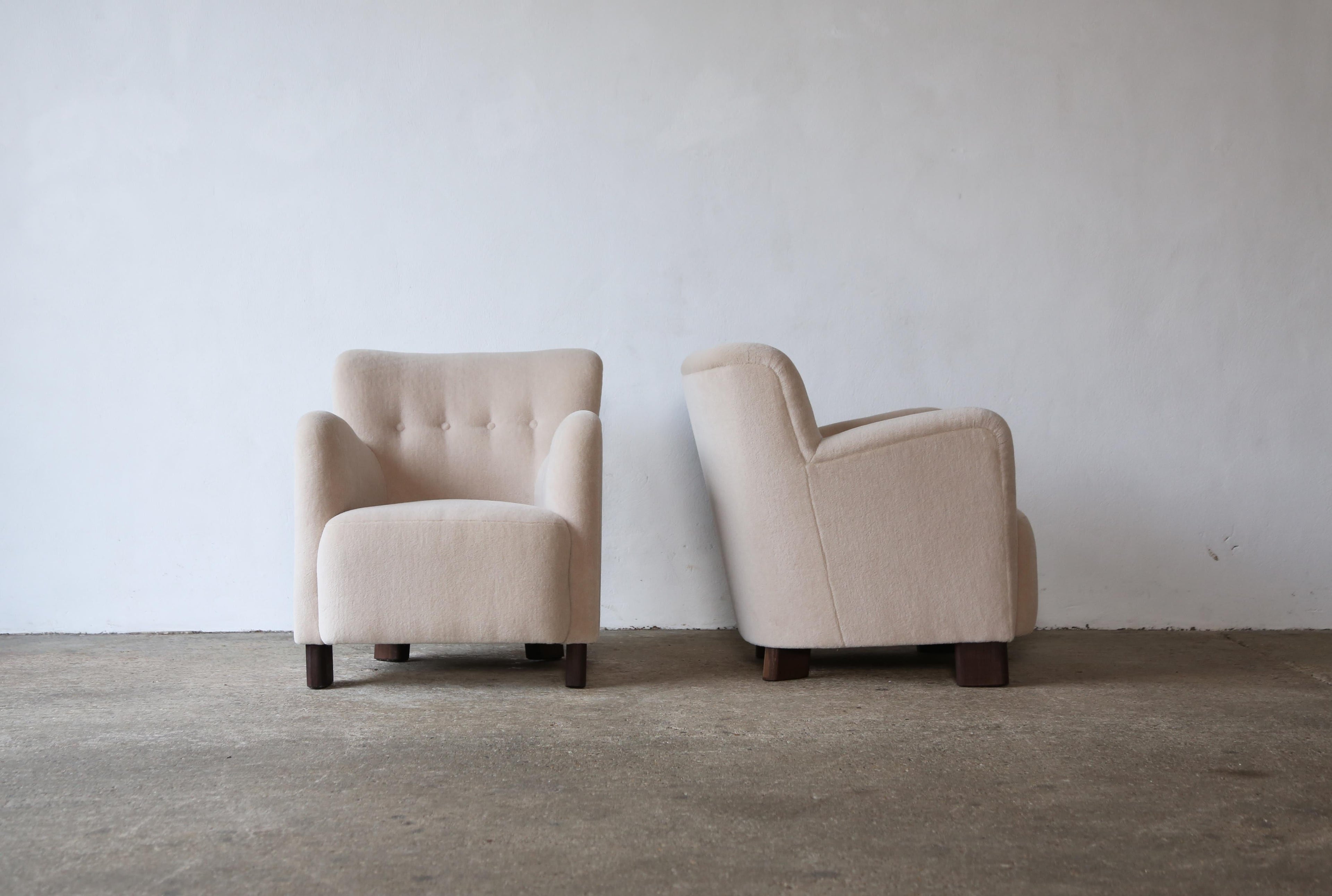 https://a.1stdibscdn.com/elegant-pair-of-lounge-chairs-upholstered-in-pure-alpaca-for-sale-picture-6/f_22593/f_375248021702385723817/Yellow_Chair_Pair_Ivory_Alpaca_12_23_3_master.jpg