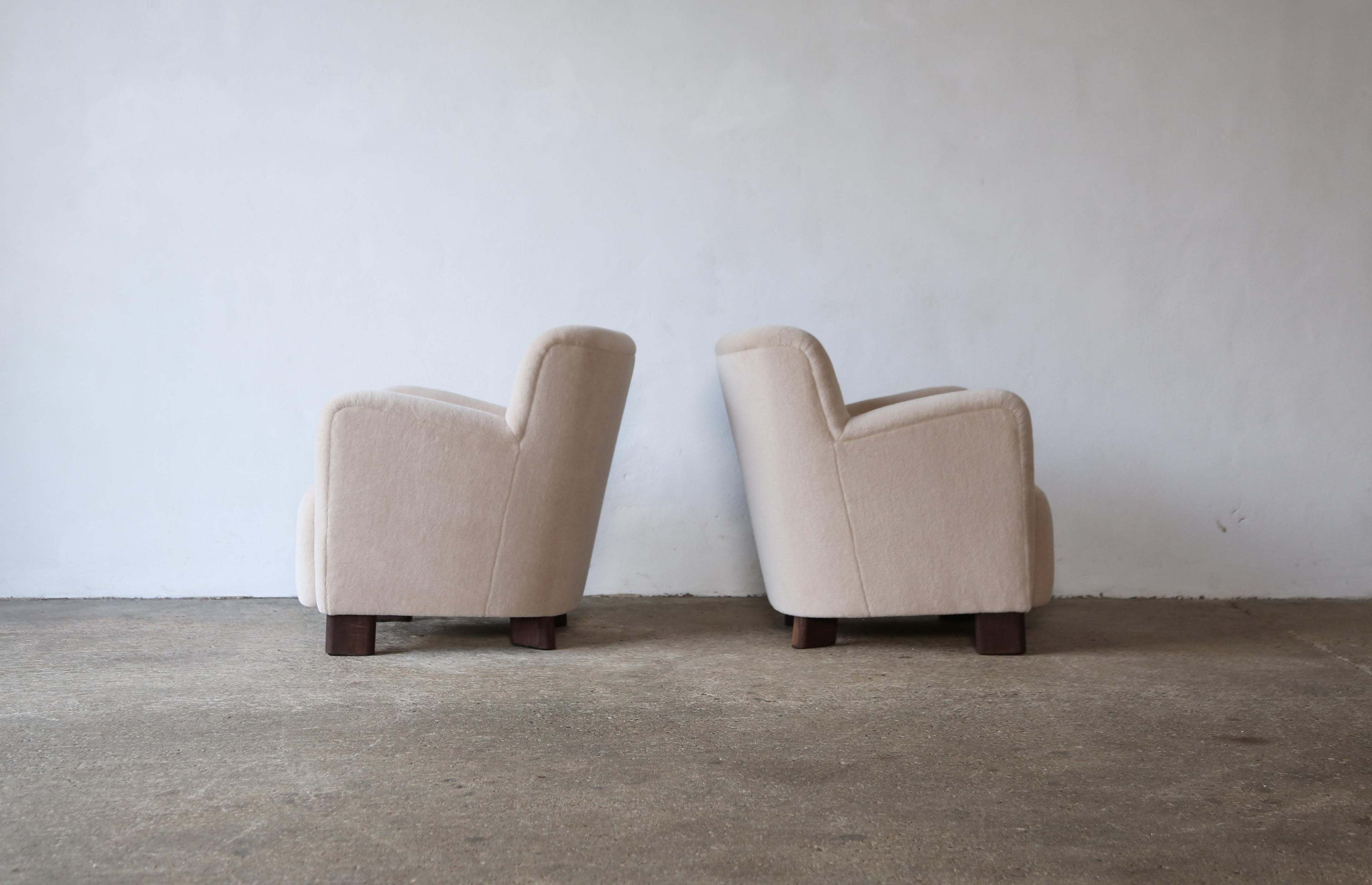 https://a.1stdibscdn.com/elegant-pair-of-lounge-chairs-upholstered-in-pure-alpaca-for-sale-picture-7/f_22593/f_375248021702385724258/Yellow_Chair_Pair_Ivory_Alpaca_12_23_4_master.jpg