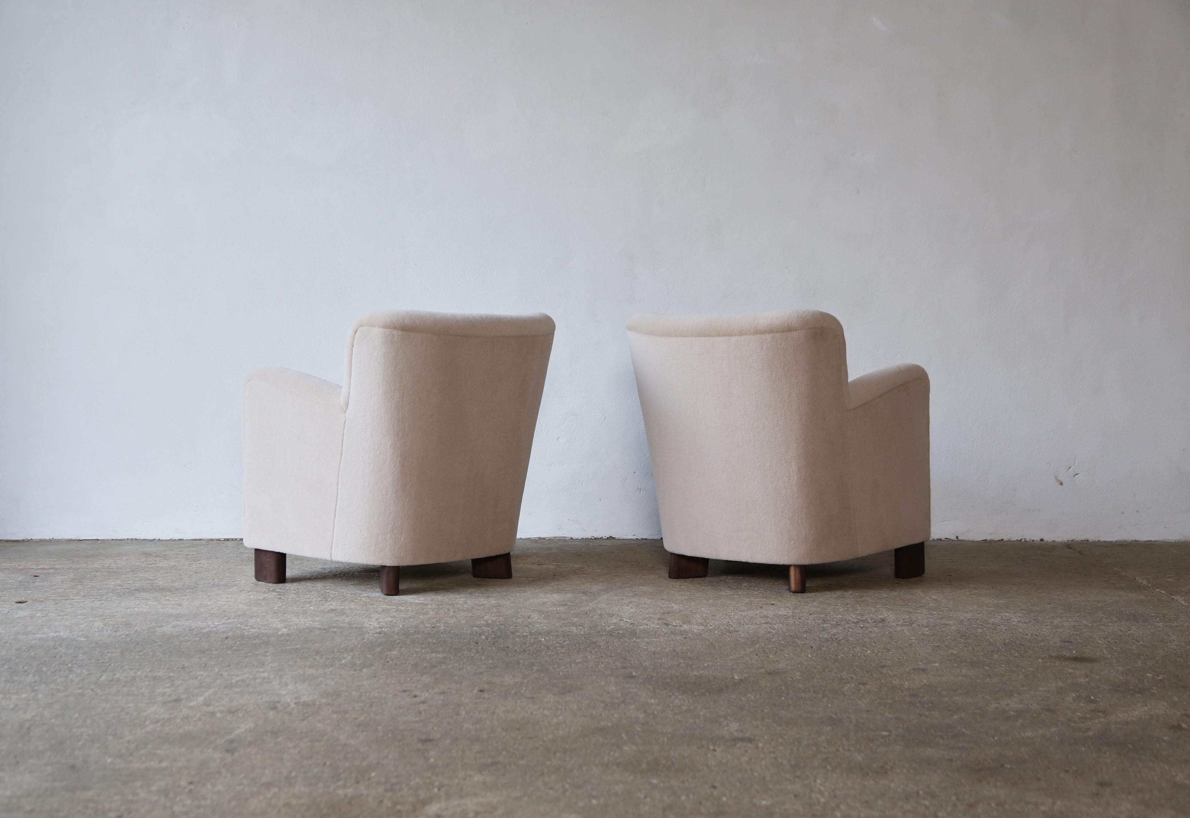 https://a.1stdibscdn.com/elegant-pair-of-lounge-chairs-upholstered-in-pure-alpaca-for-sale-picture-8/f_22593/f_375248021702385723891/Yellow_Chair_Pair_Ivory_Alpaca_12_23_5_master.jpg