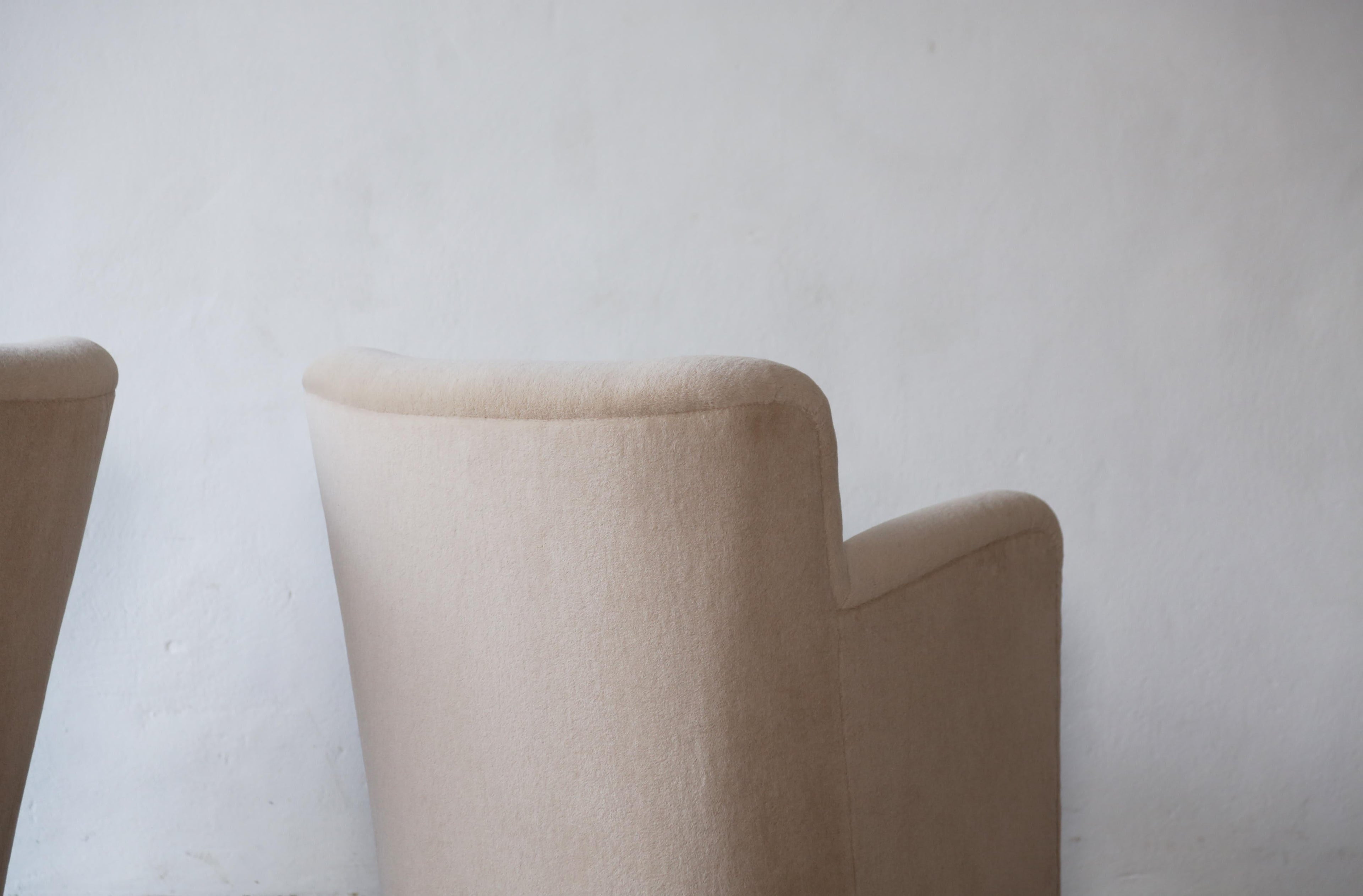 https://a.1stdibscdn.com/elegant-pair-of-lounge-chairs-upholstered-in-pure-alpaca-for-sale-picture-9/f_22593/f_375248021702385732553/Yellow_Chair_Pair_Ivory_Alpaca_12_23_6_master.jpg