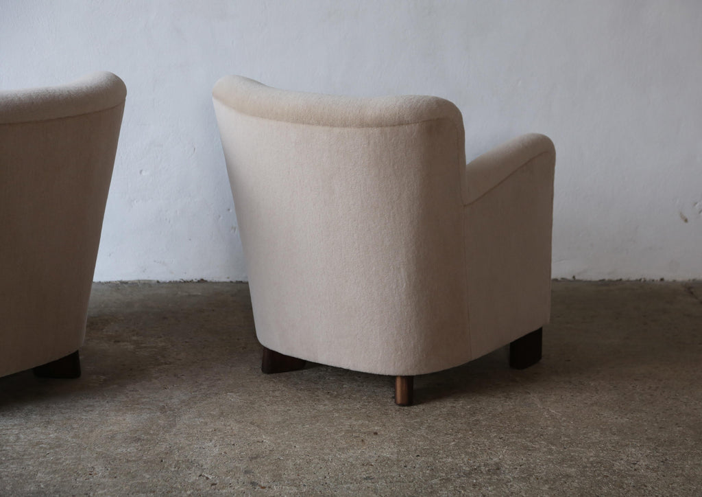 https://a.1stdibscdn.com/elegant-pair-of-lounge-chairs-upholstered-in-pure-alpaca-for-sale-picture-10/f_22593/f_375248021702385732661/Yellow_Chair_Pair_Ivory_Alpaca_12_23_7_master.jpg
