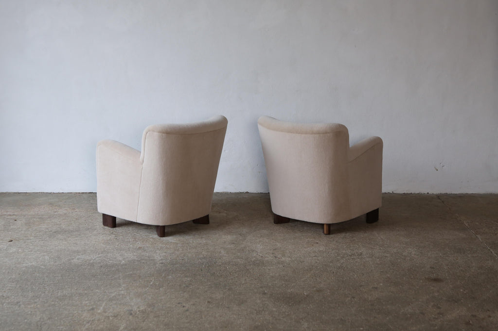 https://a.1stdibscdn.com/elegant-pair-of-lounge-chairs-upholstered-in-pure-alpaca-for-sale-picture-11/f_22593/f_375248021702385732960/Yellow_Chair_Pair_Ivory_Alpaca_12_23_8_master.jpg
