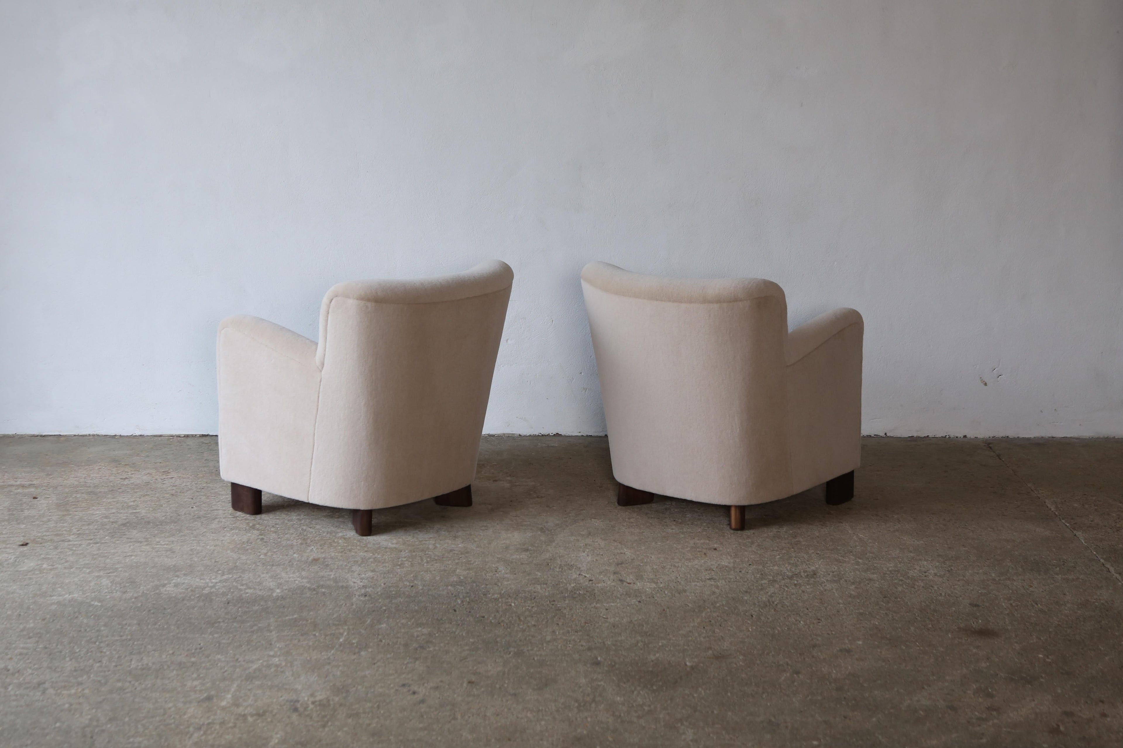https://a.1stdibscdn.com/elegant-pair-of-lounge-chairs-upholstered-in-pure-alpaca-for-sale-picture-11/f_22593/f_375248021702385732960/Yellow_Chair_Pair_Ivory_Alpaca_12_23_8_master.jpg