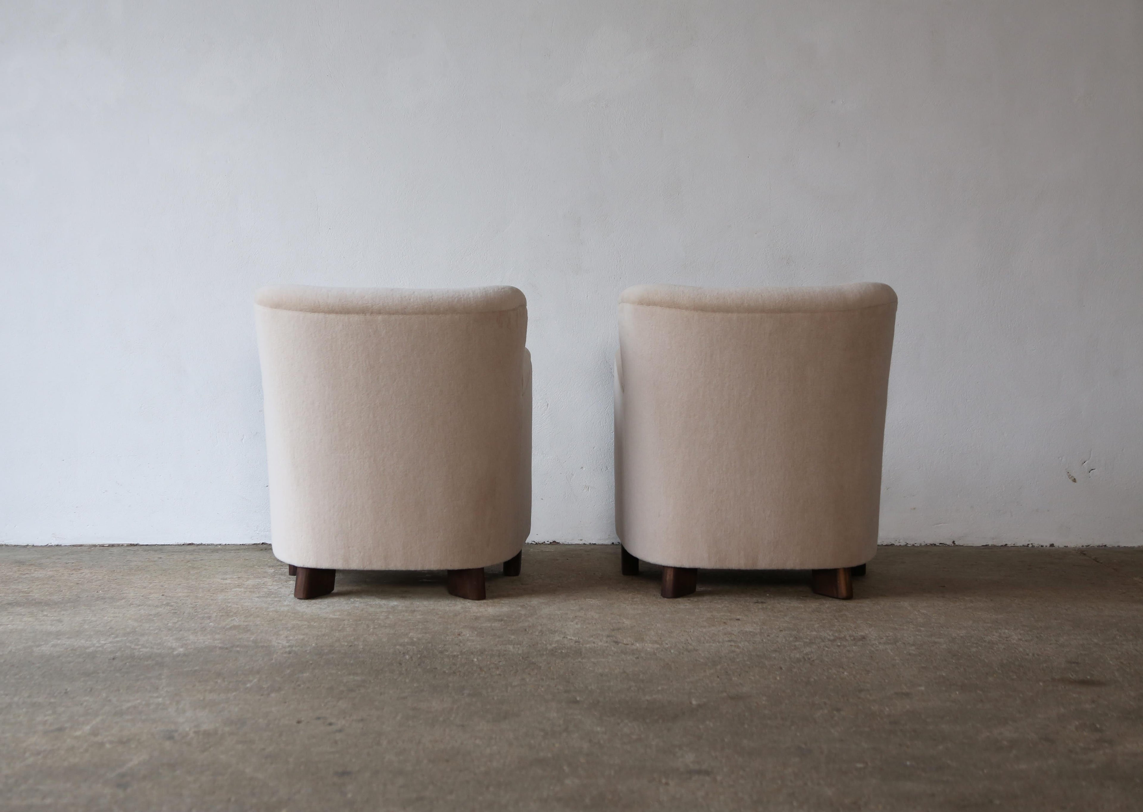 https://a.1stdibscdn.com/elegant-pair-of-lounge-chairs-upholstered-in-pure-alpaca-for-sale-picture-12/f_22593/f_375248021702385745440/Yellow_Chair_Pair_Ivory_Alpaca_12_23_9_master.jpg