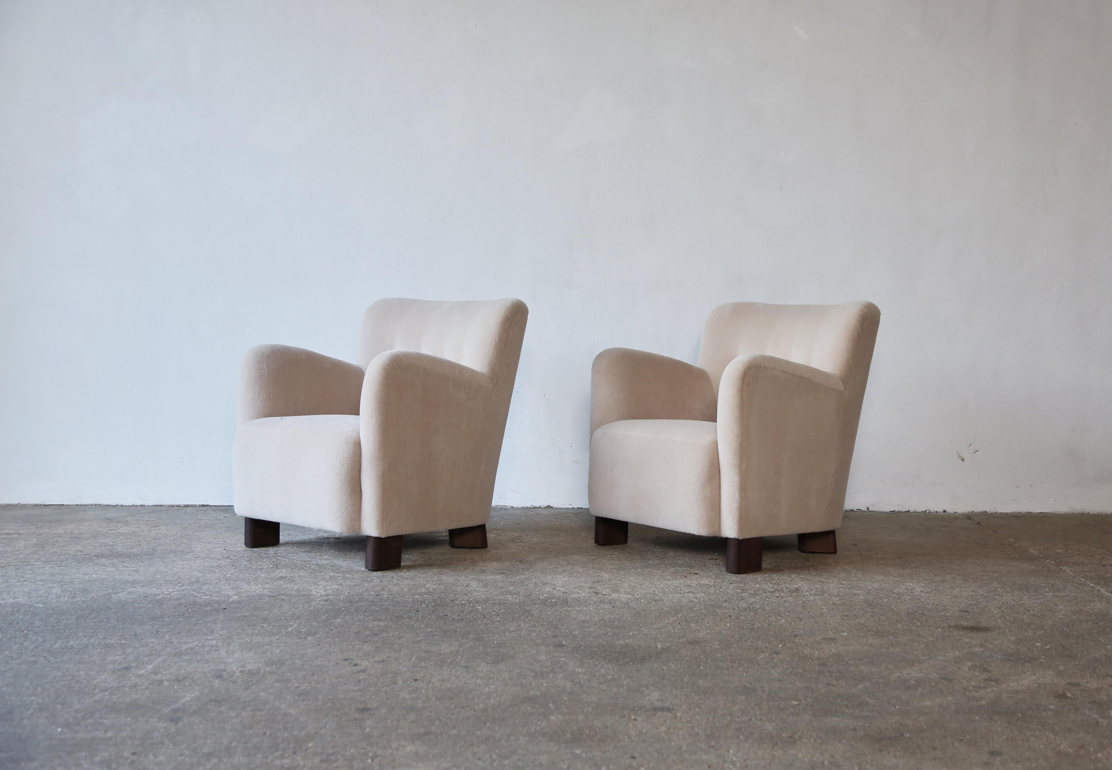 https://a.1stdibscdn.com/elegant-pair-of-lounge-chairs-upholstered-in-pure-alpaca-for-sale-picture-4/f_22593/f_375248021702385697341/Yellow_Chair_Pair_Ivory_Alpaca_12_23_master.jpg