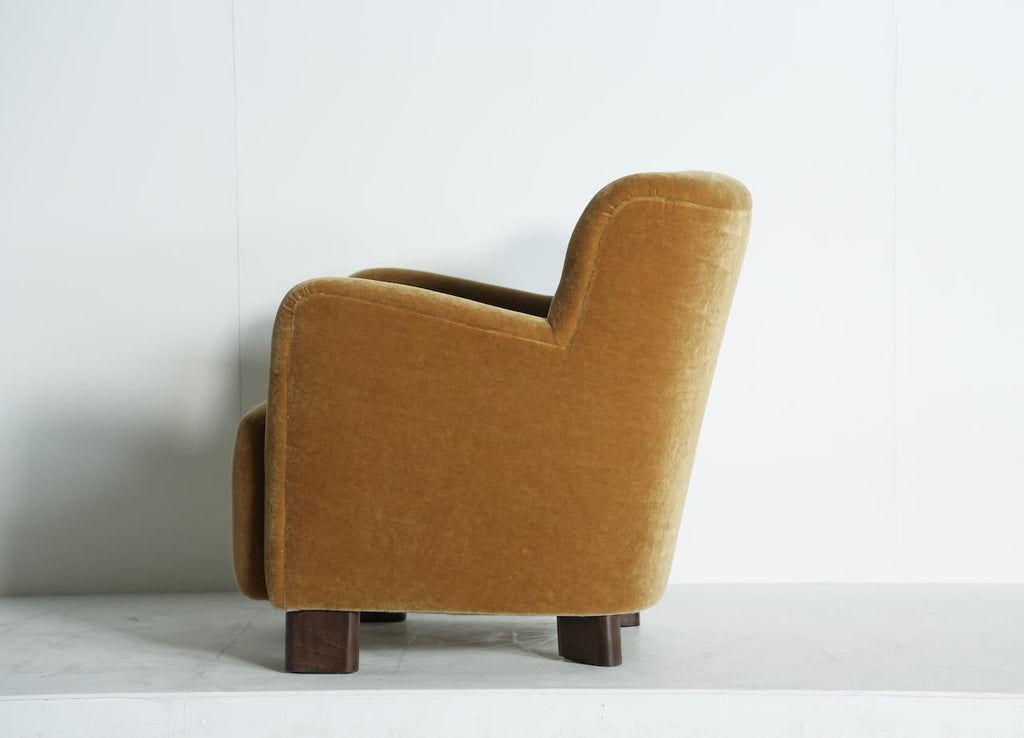 https://a.1stdibscdn.com/elegant-lounge-chair-upholstered-in-yellow-gold-pure-mohair-for-sale-picture-11/f_22593/f_450349121747301344112/Yellow_Chair_Yellow_Mohair_4_25_14_master.jpeg