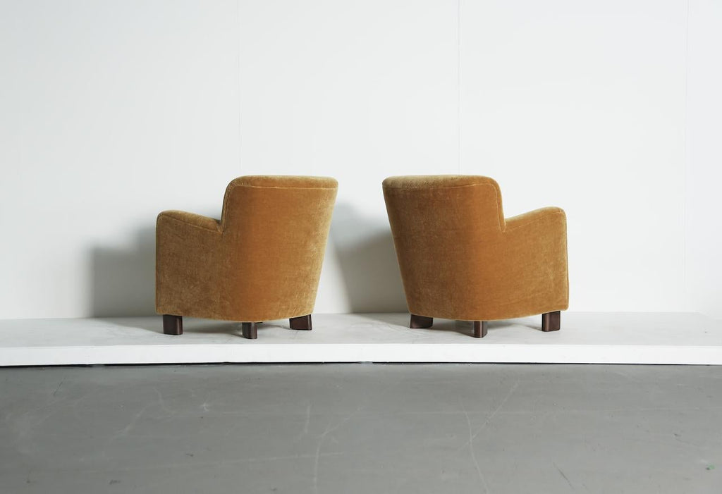 https://a.1stdibscdn.com/elegant-lounge-chair-upholstered-in-yellow-gold-pure-mohair-for-sale-picture-14/f_22593/f_450349121747301338822/Yellow_Chair_Yellow_Mohair_4_25_4_master.jpeg