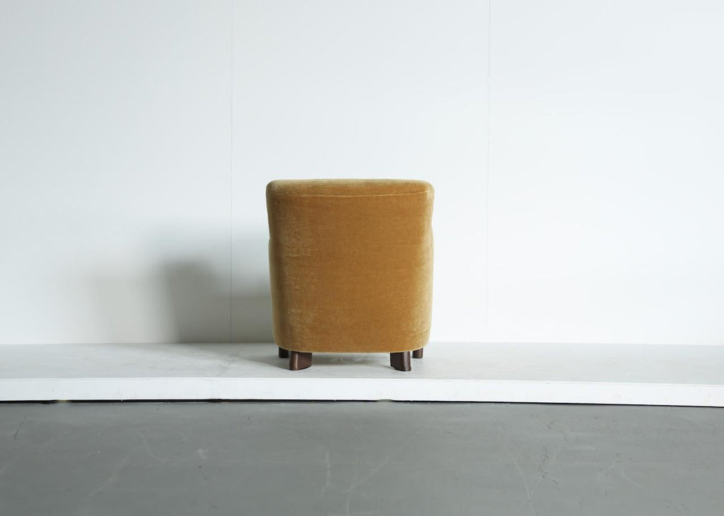 https://a.1stdibscdn.com/elegant-lounge-chair-upholstered-in-yellow-gold-pure-mohair-for-sale-picture-6/f_22593/f_450349121747301341098/Yellow_Chair_Yellow_Mohair_4_25_6_master.jpeg