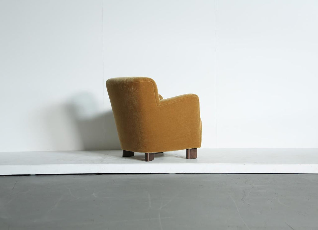 https://a.1stdibscdn.com/elegant-lounge-chair-upholstered-in-yellow-gold-pure-mohair-for-sale-picture-10/f_22593/f_450349121747301343585/Yellow_Chair_Yellow_Mohair_4_25_7_master.jpeg