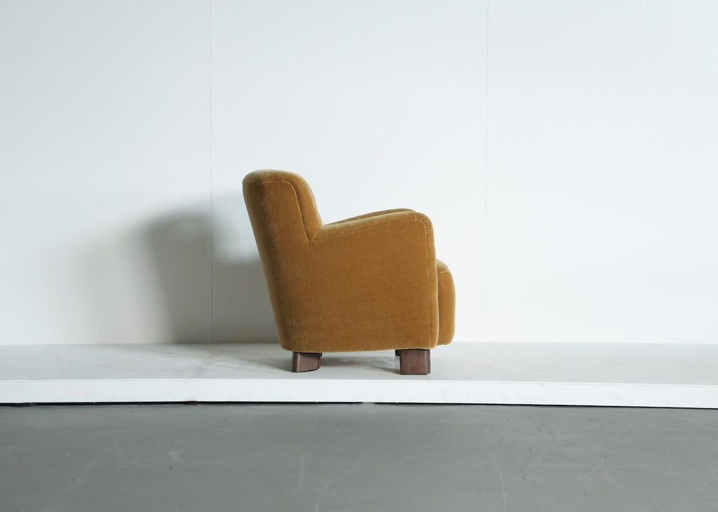 https://a.1stdibscdn.com/elegant-lounge-chair-upholstered-in-yellow-gold-pure-mohair-for-sale-picture-7/f_22593/f_450349121747301341695/Yellow_Chair_Yellow_Mohair_4_25_8_master.jpeg