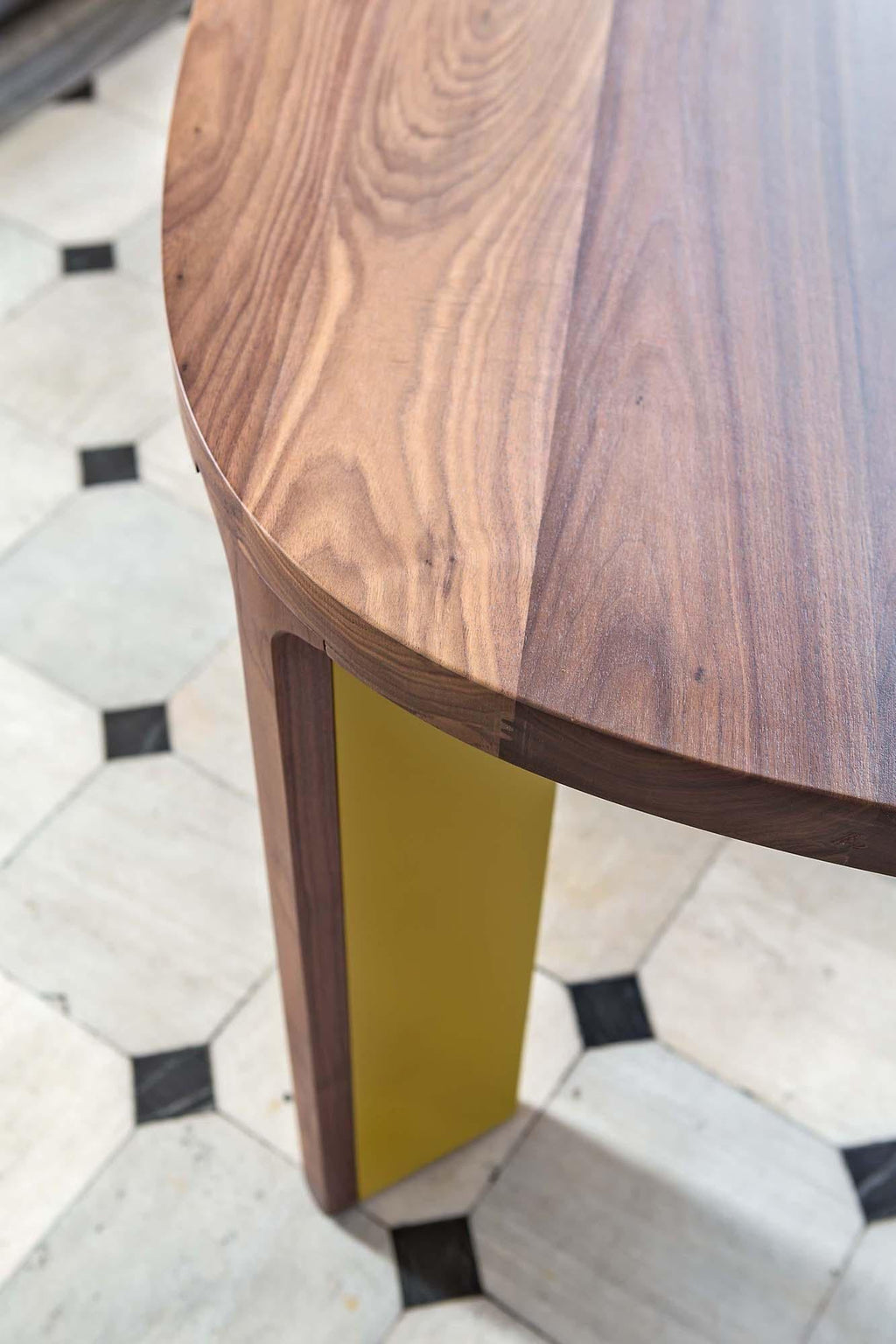 https://a.1stdibscdn.com/contemporary-dining-table-in-yellow-lacquer-and-walnut-for-sale-picture-2/f_27693/f_289481221654250935551/acro_bat_002_detail_3_h_master.jpg