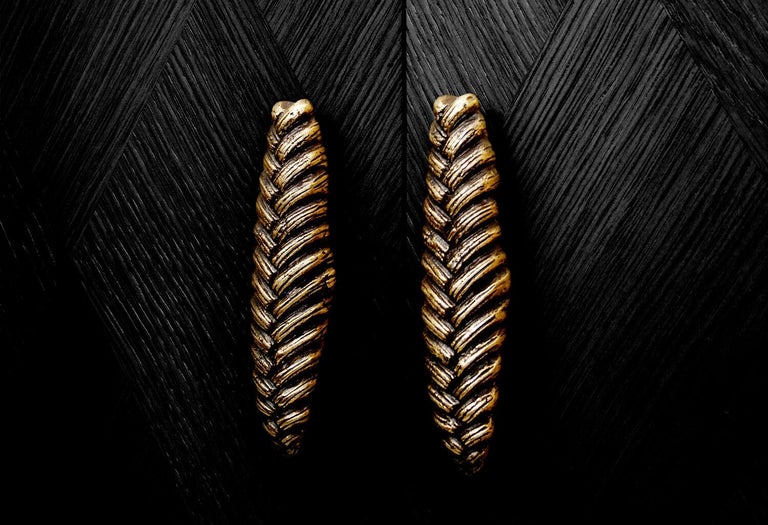 https://a.1stdibscdn.com/contemporary-black-oak-marquetry-cabinet-with-cast-bronze-handles-for-sale-picture-4/f_27693/f_385505121708726064152/afonso_larforma_black_04_master.jpg?width=768