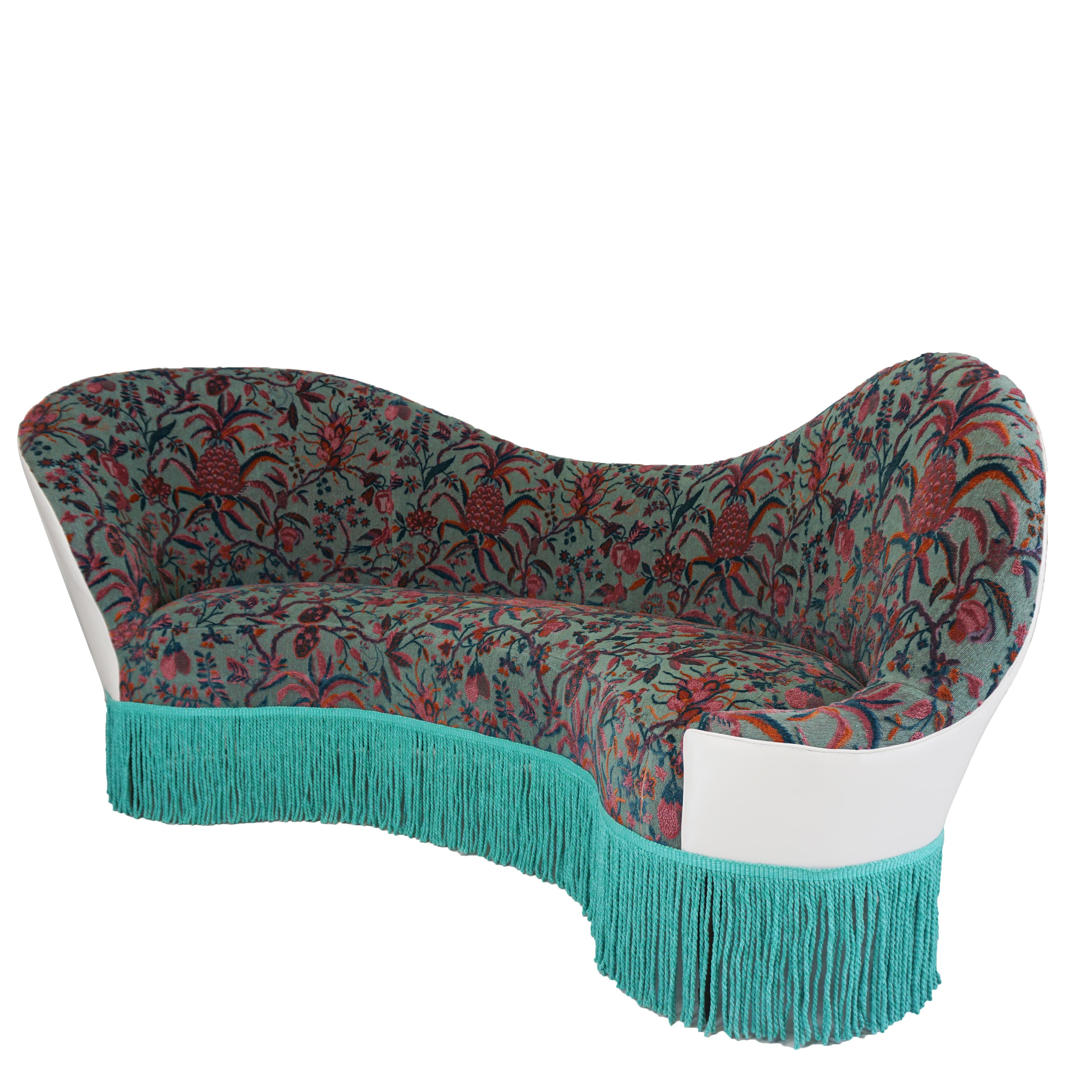 https://a.1stdibscdn.com/curvy-modern-banquette-with-botanical-velvet-for-sale-picture-9/f_21233/f_169595221574285483130/alizonbanquette_angle3_master.jpg