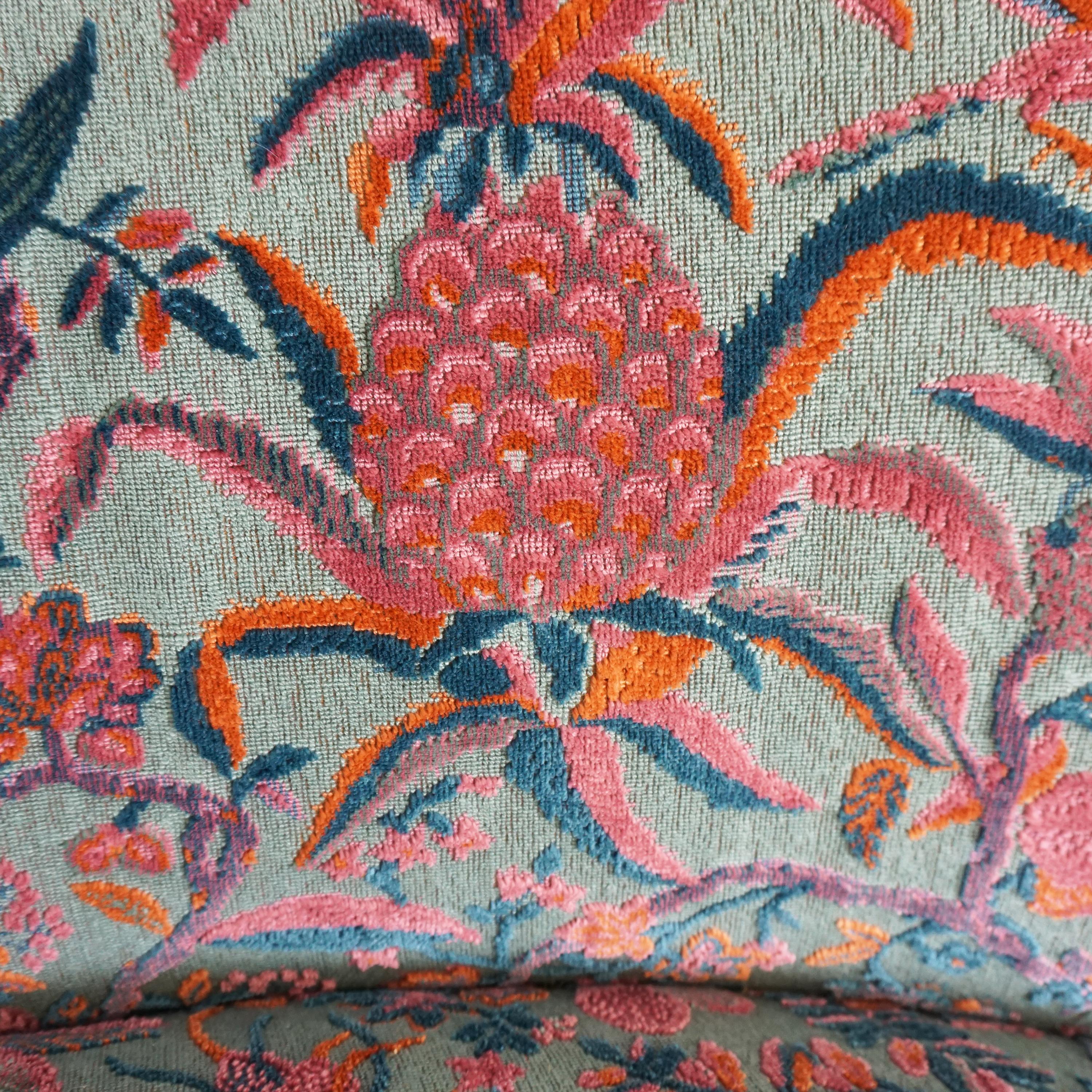 https://a.1stdibscdn.com/curvy-modern-banquette-with-botanical-velvet-for-sale-picture-17/f_21233/f_169595221574285510551/alizonbanquette_detail3_master.jpg