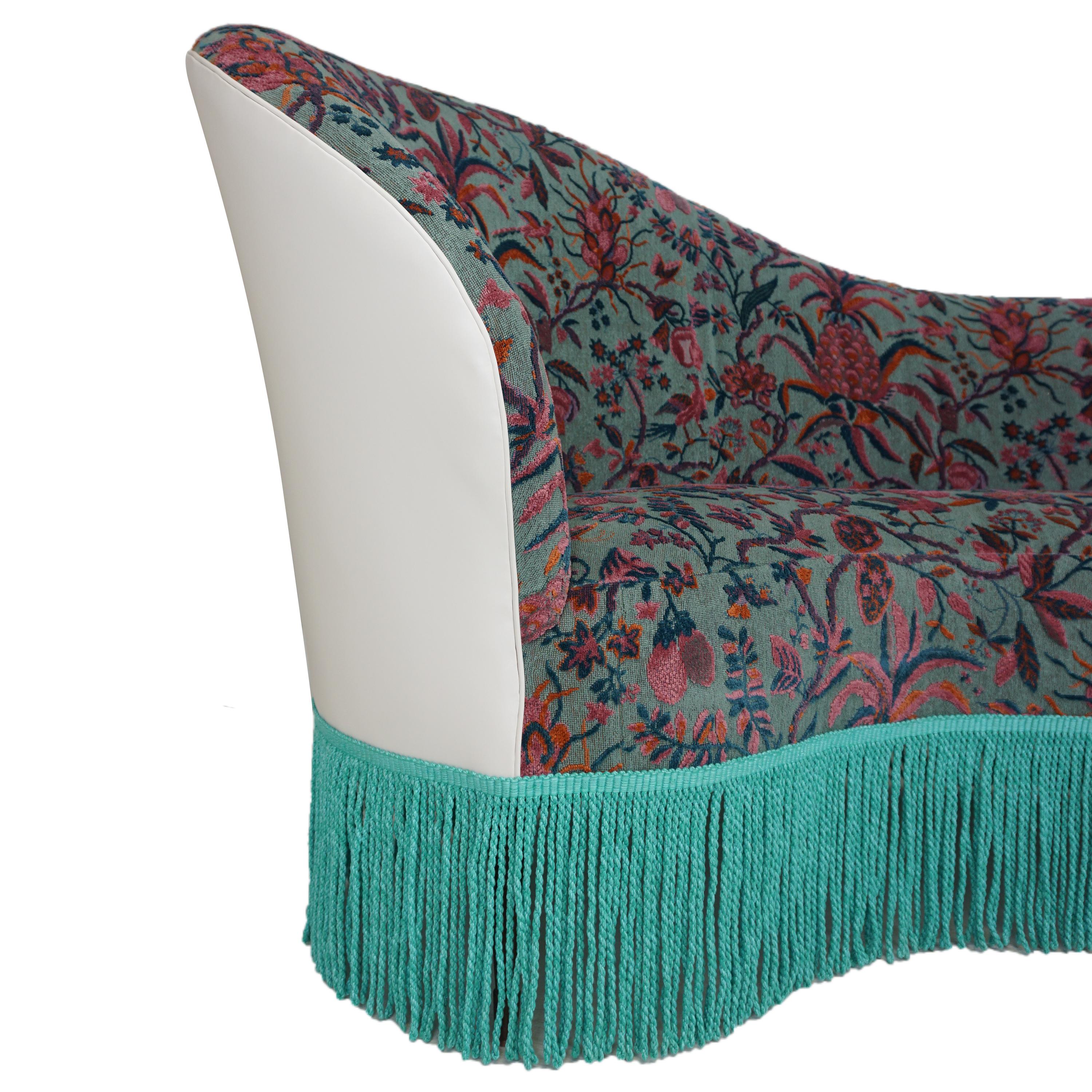 https://a.1stdibscdn.com/curvy-modern-banquette-with-botanical-velvet-for-sale-picture-14/f_21233/1574285386406/alizonbanquette_detail4_master.jpg