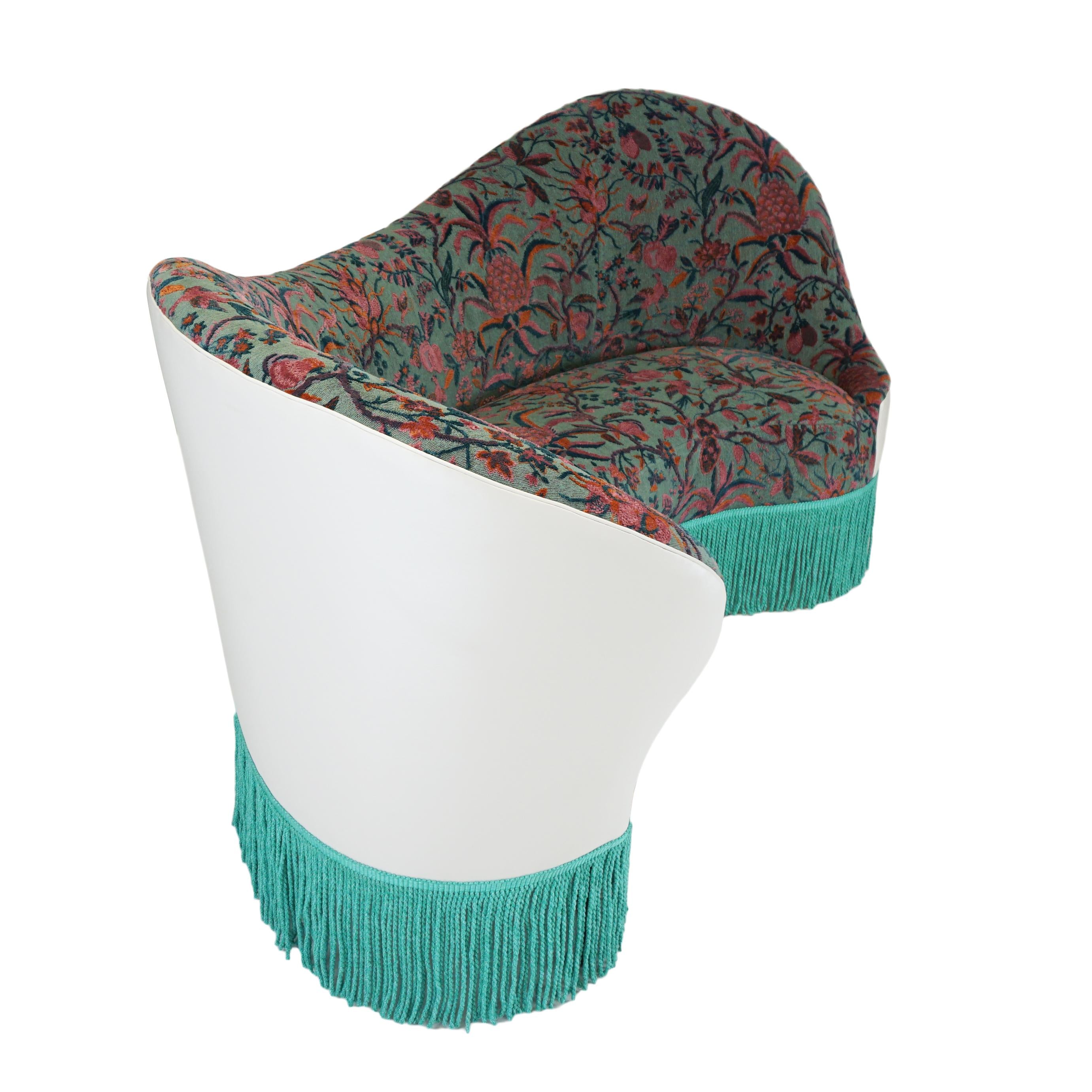 https://a.1stdibscdn.com/curvy-modern-banquette-with-botanical-velvet-for-sale-picture-3/f_21233/1574285391215/alizonbanquette_side_master.jpg