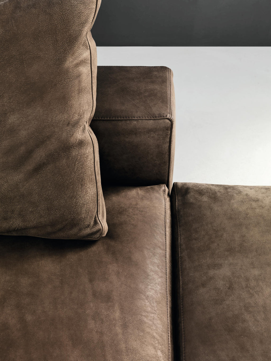 https://a.1stdibscdn.com/ananta-class-23-extra-large-sofa-in-lusso-upholstery-and-corten-by-sergio-bicego-for-sale-picture-8/22569652/f_265733521639714800711/ananta_class_saba_7_master.jpg