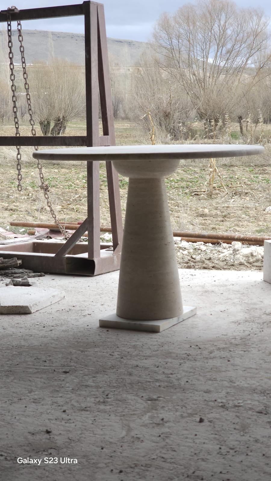 https://a.1stdibscdn.com/cream-travertine-round-dining-table-in-the-style-of-1970-angelo-mangiarotti-for-sale-picture-4/f_80522/f_491511521773354024388/angelo_with_detail_org.jpeg