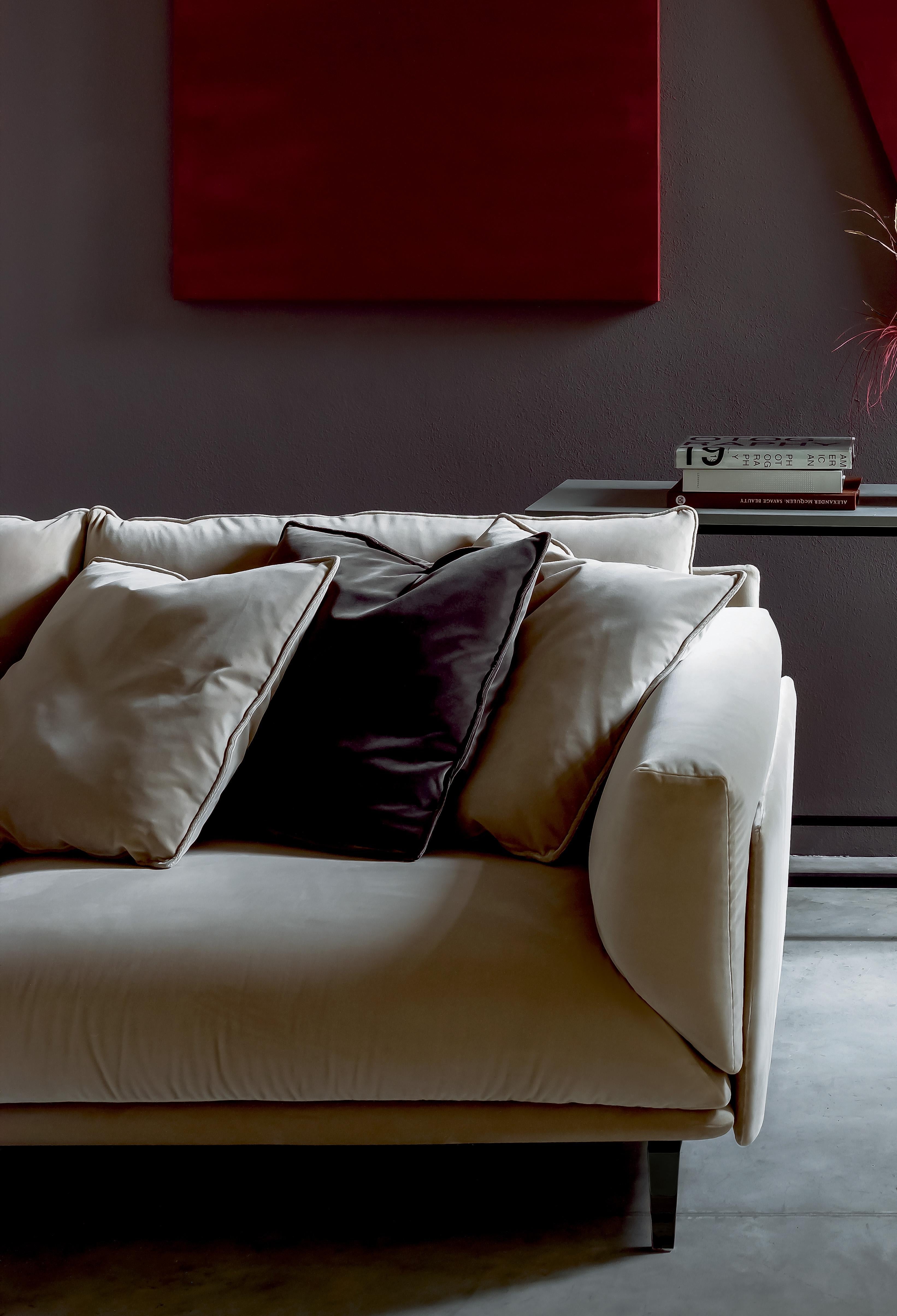https://a.1stdibscdn.com/arflex-faubourg-two-seater-sofa-in-fabric-with-metal-structure-by-carlo-colombo-for-sale-picture-5/12330573/f_206773121600759693417/arflex_Faubourg_design_Carlo_Colombo_amb_master.jpg