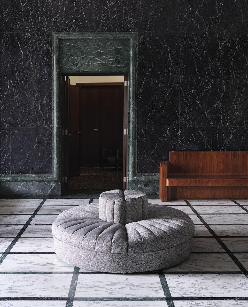 https://a.1stdibscdn.com/tito-agnoli-9000-4-seater-sofa-1969-for-arflex-312cm-for-sale-picture-6/f_58922/f_401481421718196453981/arflex_location_339_master.jpeg