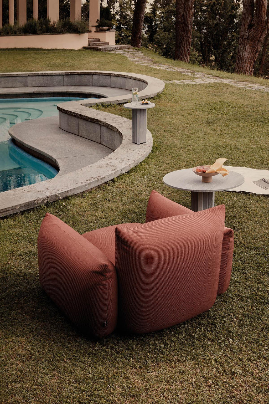 https://a.1stdibscdn.com/arflex-marenco-outdoor-armchair-by-mario-marenco-for-sale-picture-8/f_16392/f_455177421750315460868/arflex_location_387_master.jpg