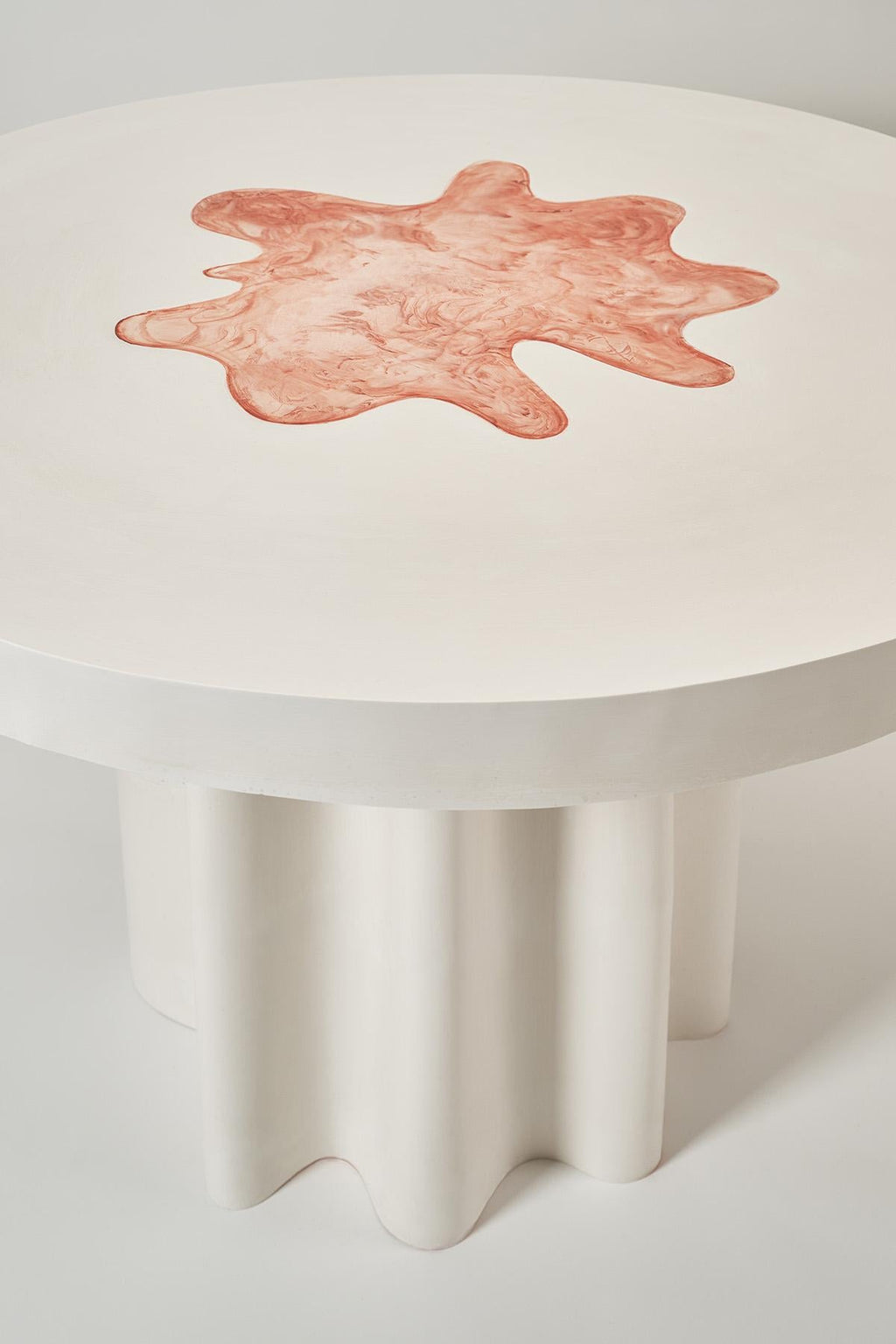 https://a.1stdibscdn.com/blush-no1-round-dining-table-in-jesmonite-by-perler-for-sale-picture-3/f_12192/f_488352521771266052262/artystyczny_bialy_stol_master.jpg