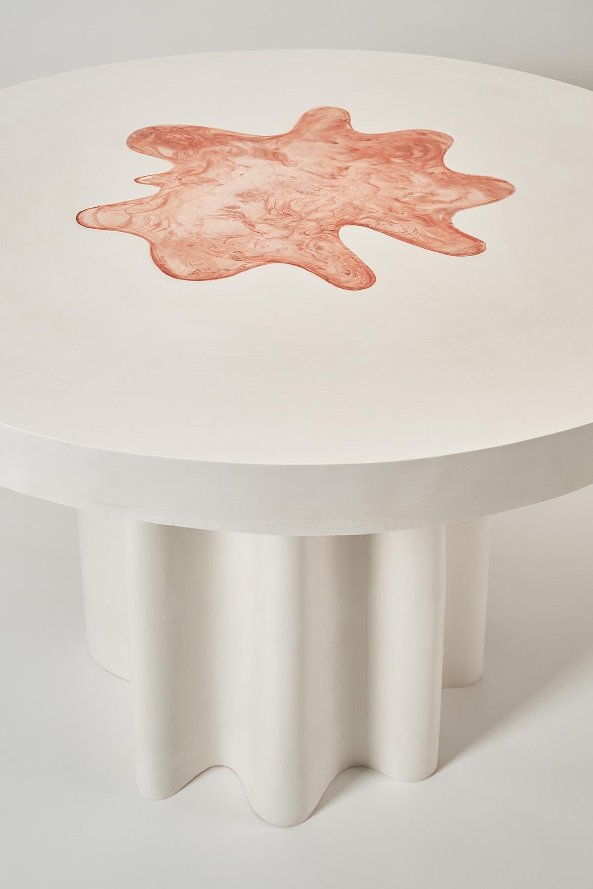 https://a.1stdibscdn.com/blush-no1-round-dining-table-in-jesmonite-by-perler-for-sale-picture-3/f_12192/f_488352521771266052262/artystyczny_bialy_stol_master.jpg
