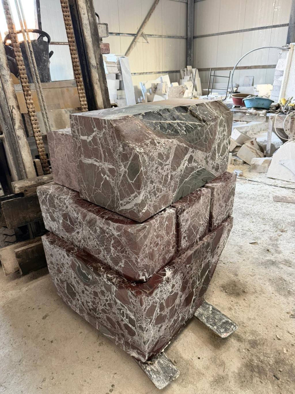 https://a.1stdibscdn.com/round-rosso-levanto-marble-coffee-table-red-marble-center-table-for-sale-picture-6/f_91932/f_464991021769506782717/ayak_blok_elaz_vi_ne_master.jpeg