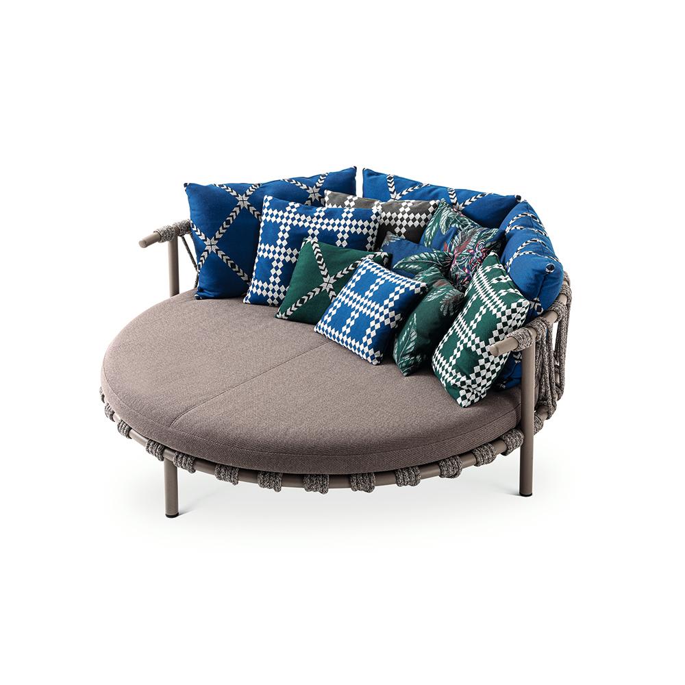 https://a.1stdibscdn.com/patricia-urquiola-trampoline-outdoor-sofa-steel-rope-and-fabric-by-cassina-for-sale-picture-4/f_14272/f_286103221652256975805/azules_5_master.jpg