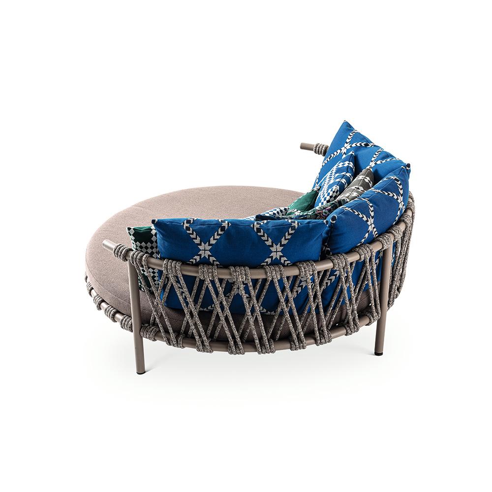 https://a.1stdibscdn.com/patricia-urquiola-trampoline-outdoor-sofa-steel-rope-and-fabric-by-cassina-for-sale-picture-3/f_14272/f_286103221652256974977/azules_6_master.jpg