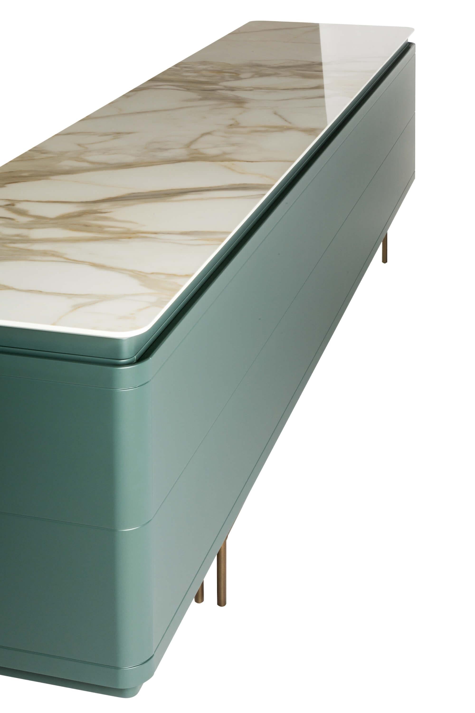 https://a.1stdibscdn.com/contemporary-lacquered-sideboard-antique-brass-base-for-sale-picture-7/f_27693/f_256069721633502480966/b53c91ffbb0bce9e2675b0e2dc2a1640_master.jpg