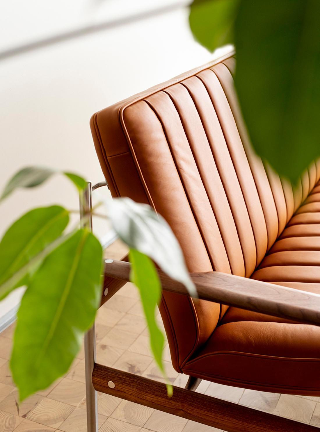 https://a.1stdibscdn.com/1001-ax-sofa-by-fjord-fiesta-with-leather-and-walnut-stainless-steel-frame-for-sale-picture-4/f_95902/f_463019321755377968843/b65e96cb9c0eb876e268a1c9a09c3e7b_master.jpg