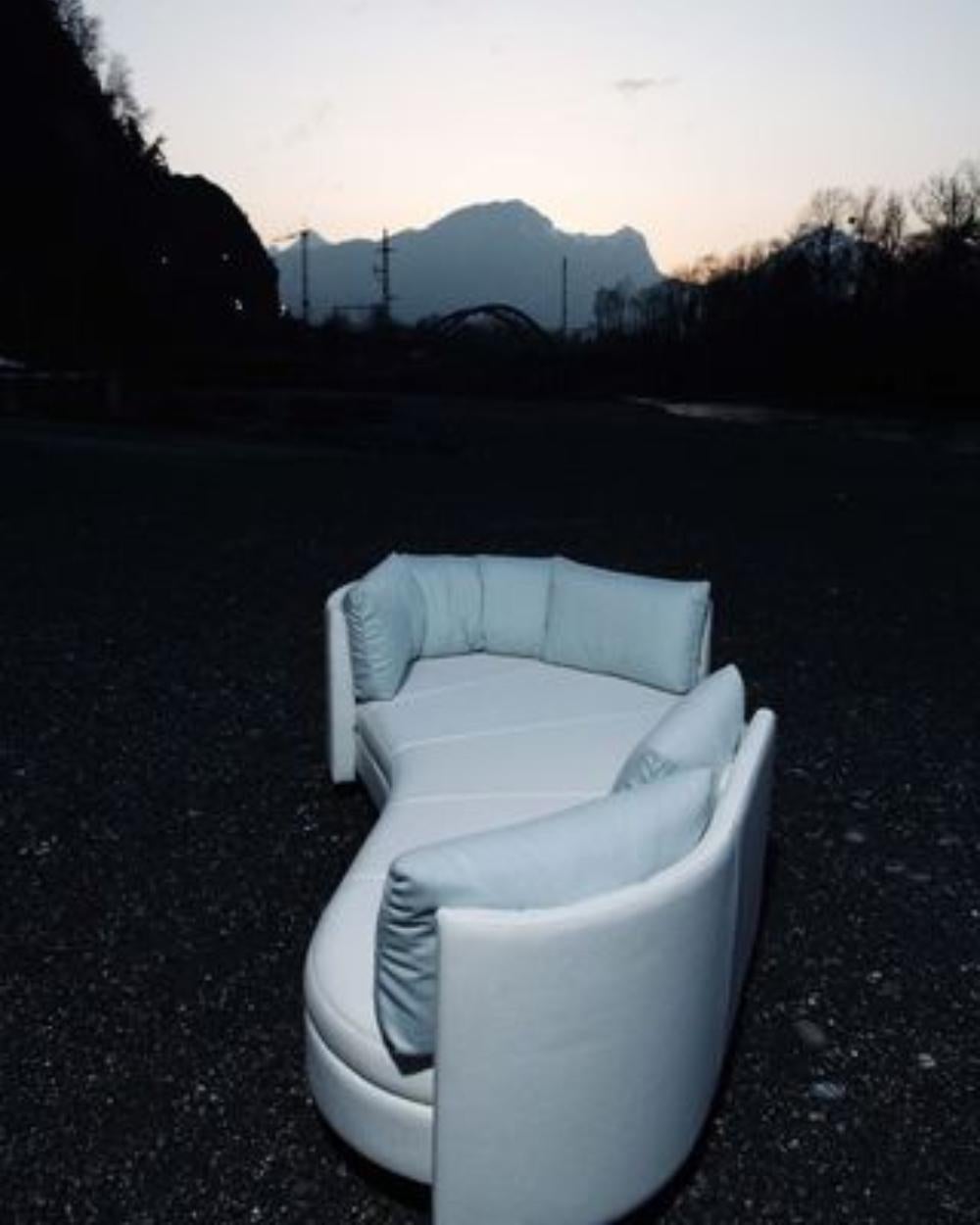 https://a.1stdibscdn.com/de-sede-ds-167-island-outdoor-sofa-by-hugo-de-ruiter-for-sale-picture-2/f_16392/f_390563821711717535047/background_items_01_9__master.jpg