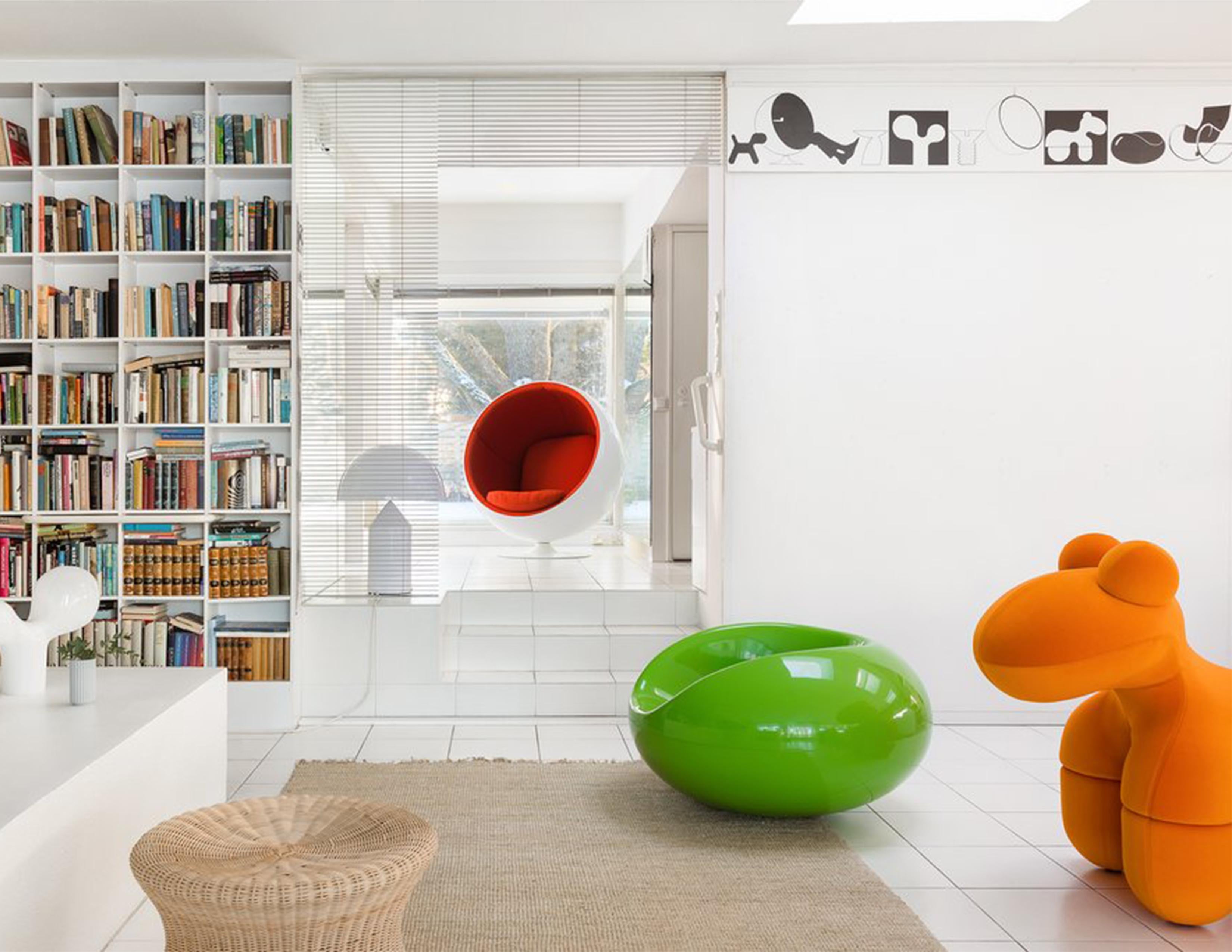 https://a.1stdibscdn.com/iconic-eero-aarnio-black-swivel-ball-lounge-chair-for-sale-picture-10/f_44652/f_211803521603813181392/ball_pastil__master.jpg
